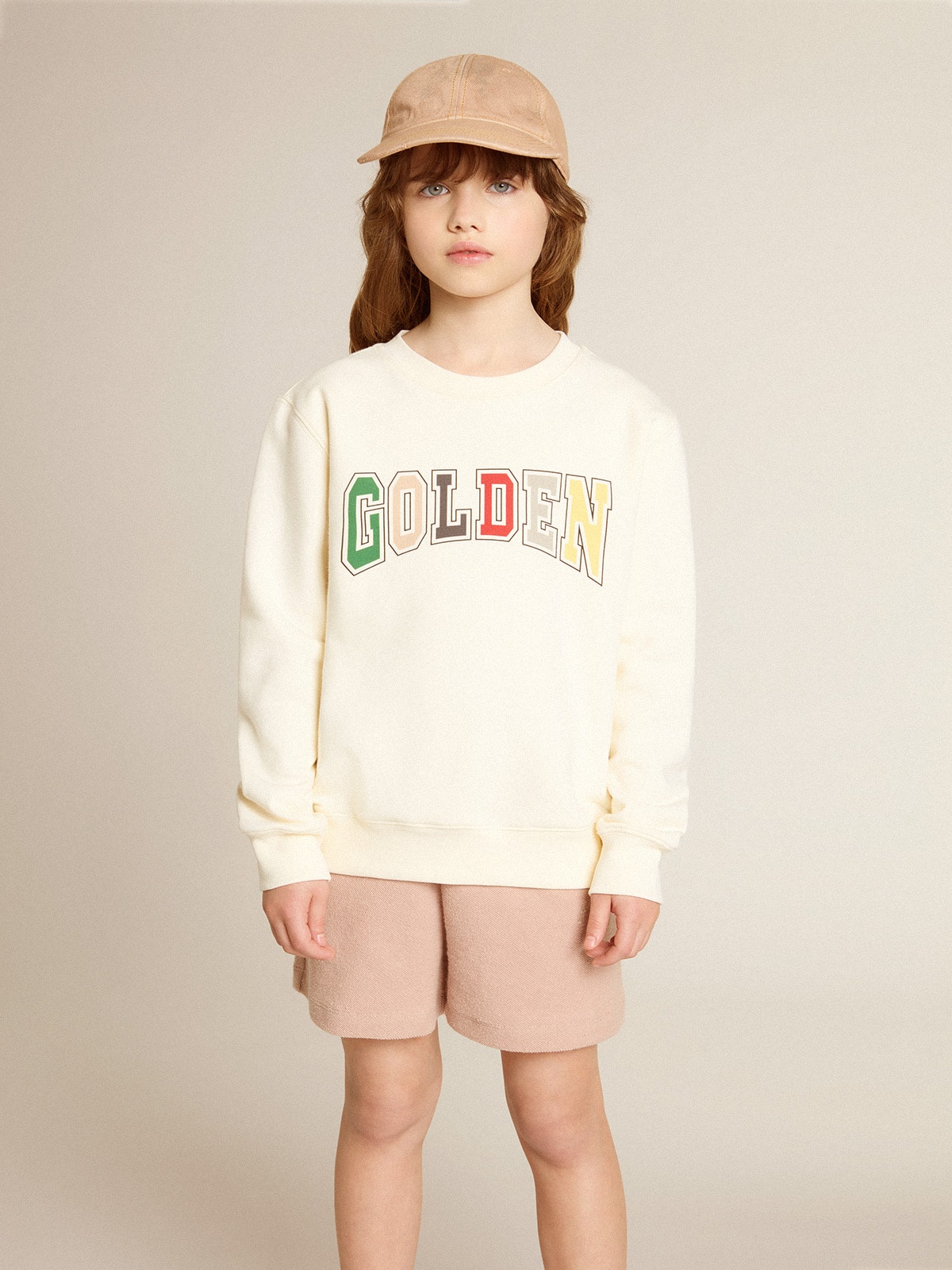 Sudadera de color blanco envejecido con mensaje Golden multicolor en el delantero