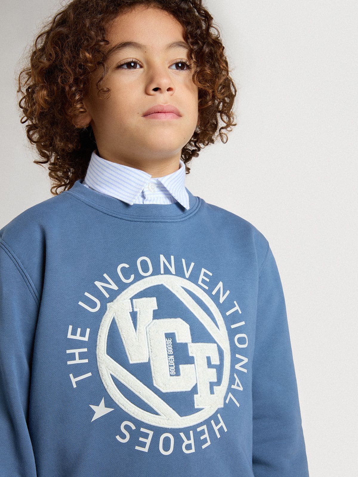 Golden Goose - Sweat-shirt bleu clair pour enfant avec patchs blancs en relief in 
