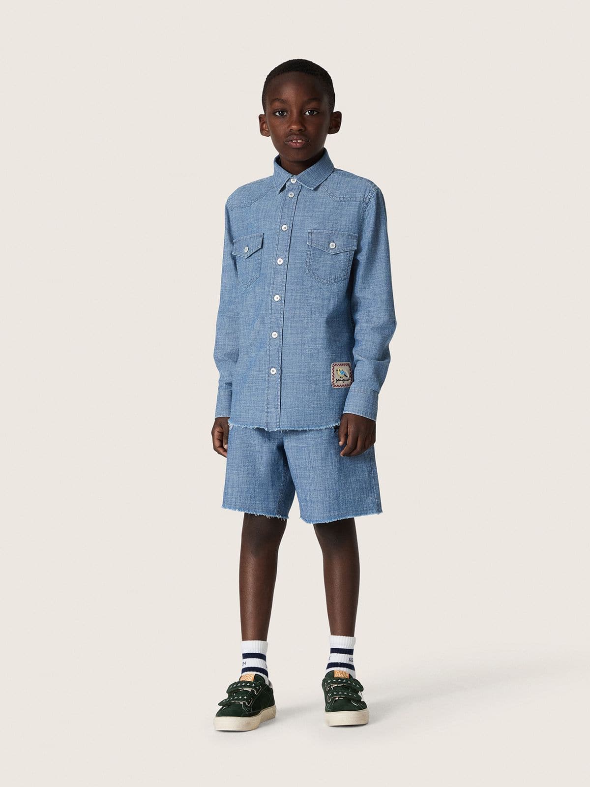 Short Unissex Journey de chambray de algod&atilde;o azul-claro com logo bordado