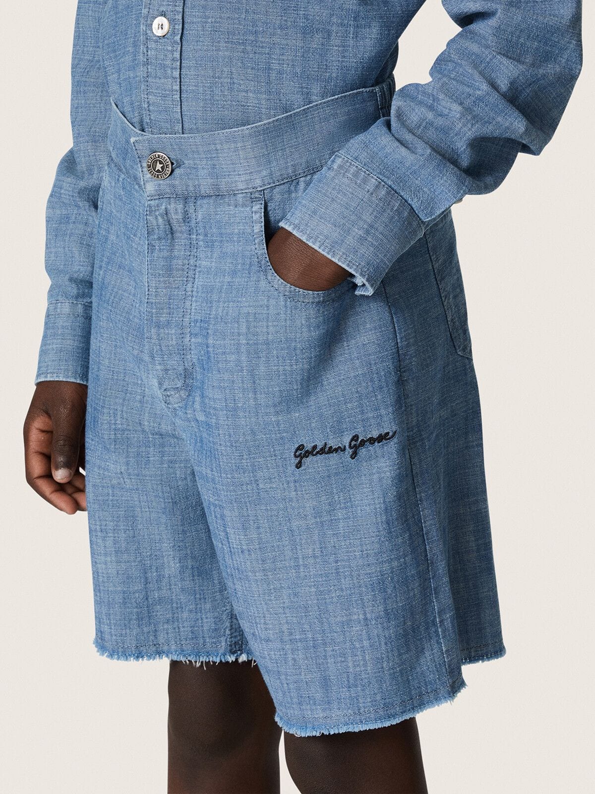 Golden Goose - Short unisexe Journey en chambray de coton bleu ciel avec logo brod&eacute; in 