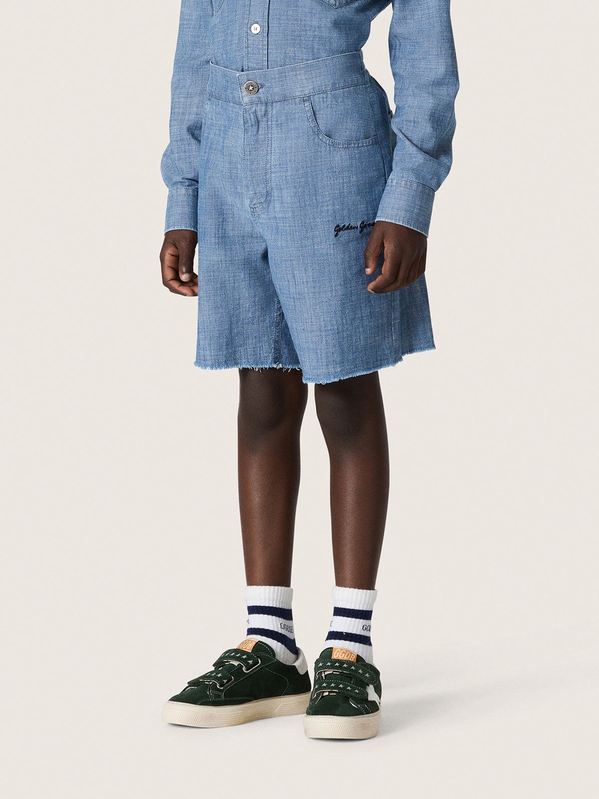 Golden Goose - Short unisexe Journey en chambray de coton bleu ciel avec logo brod&eacute; in 