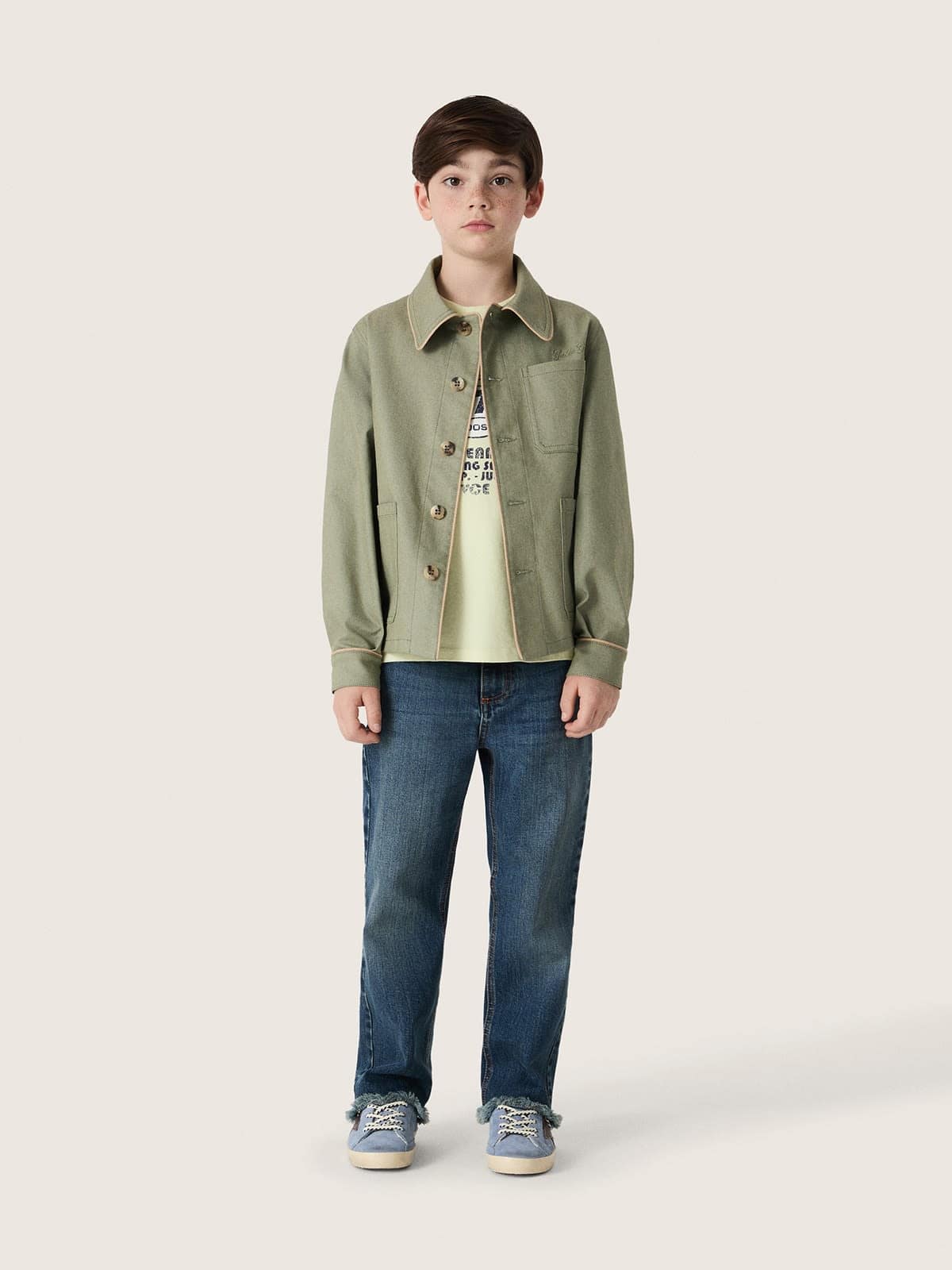 Pantal&oacute;n vaquero de ni&ntilde;o en denim con corte sin rematar y bordado