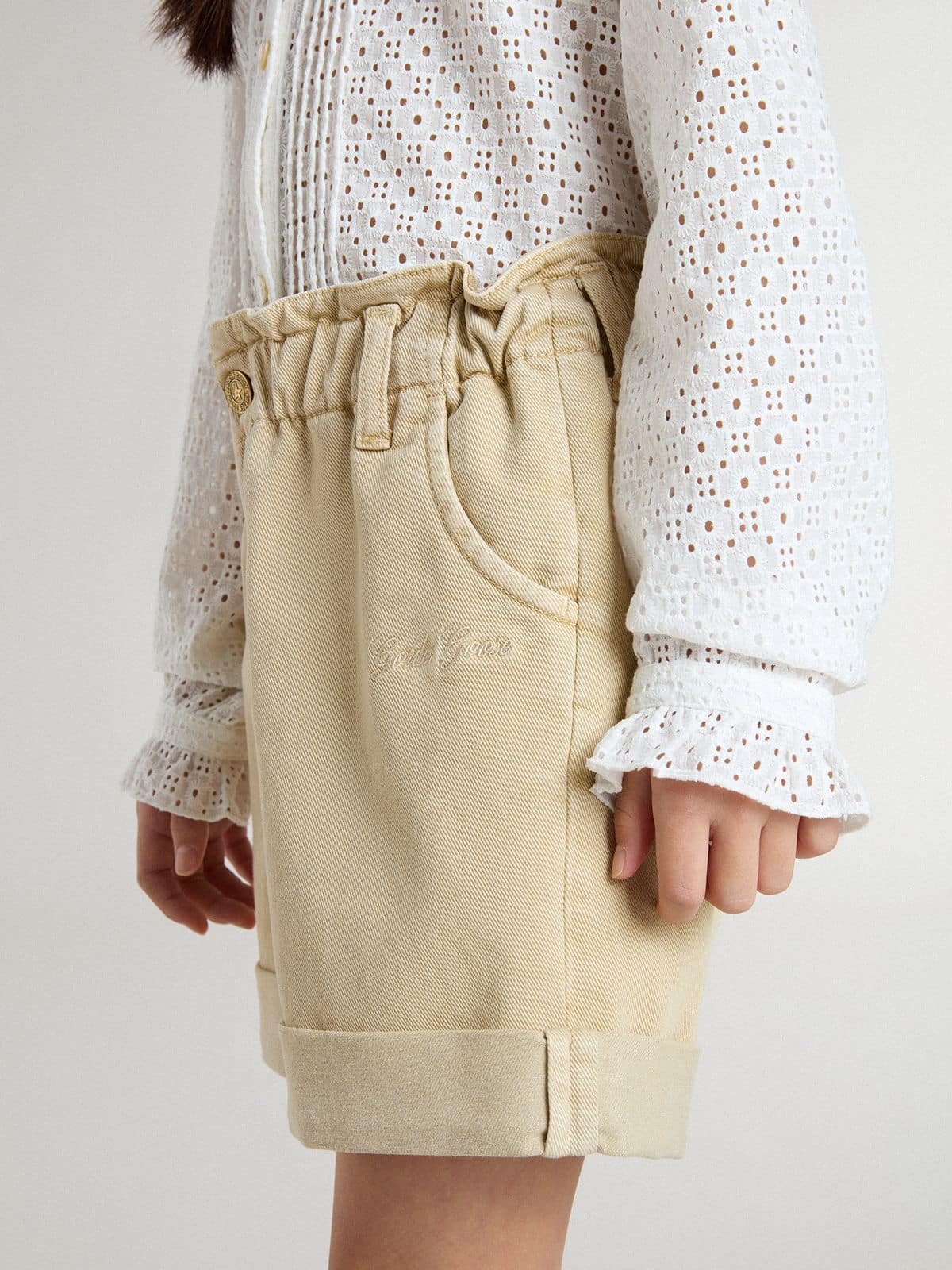 Golden Goose - Shorts da bambina color sabbia con logo ricamato in 