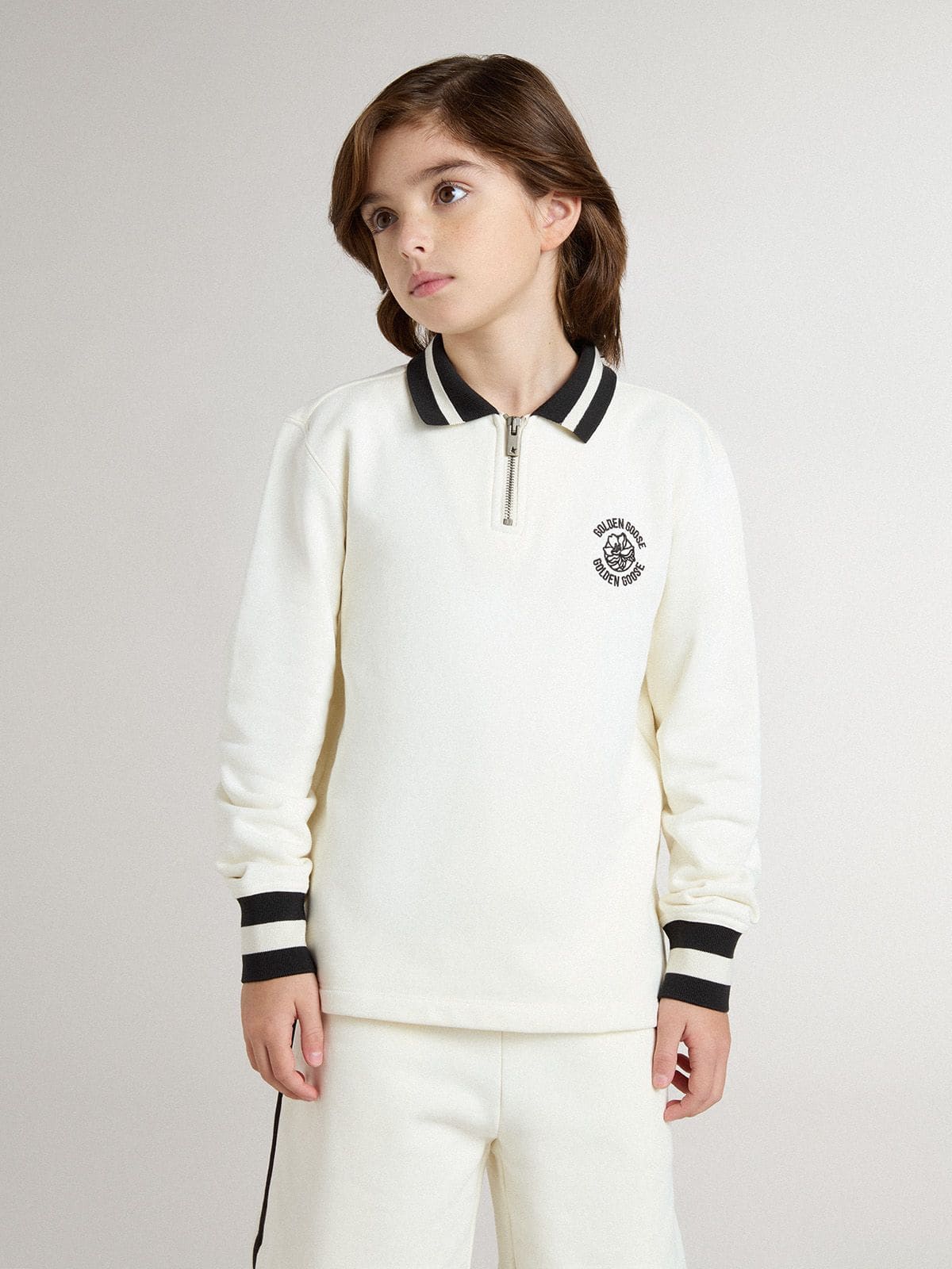 Moletom Polo Kids de algodão branco com bordado na altura do coração e estampa atrás