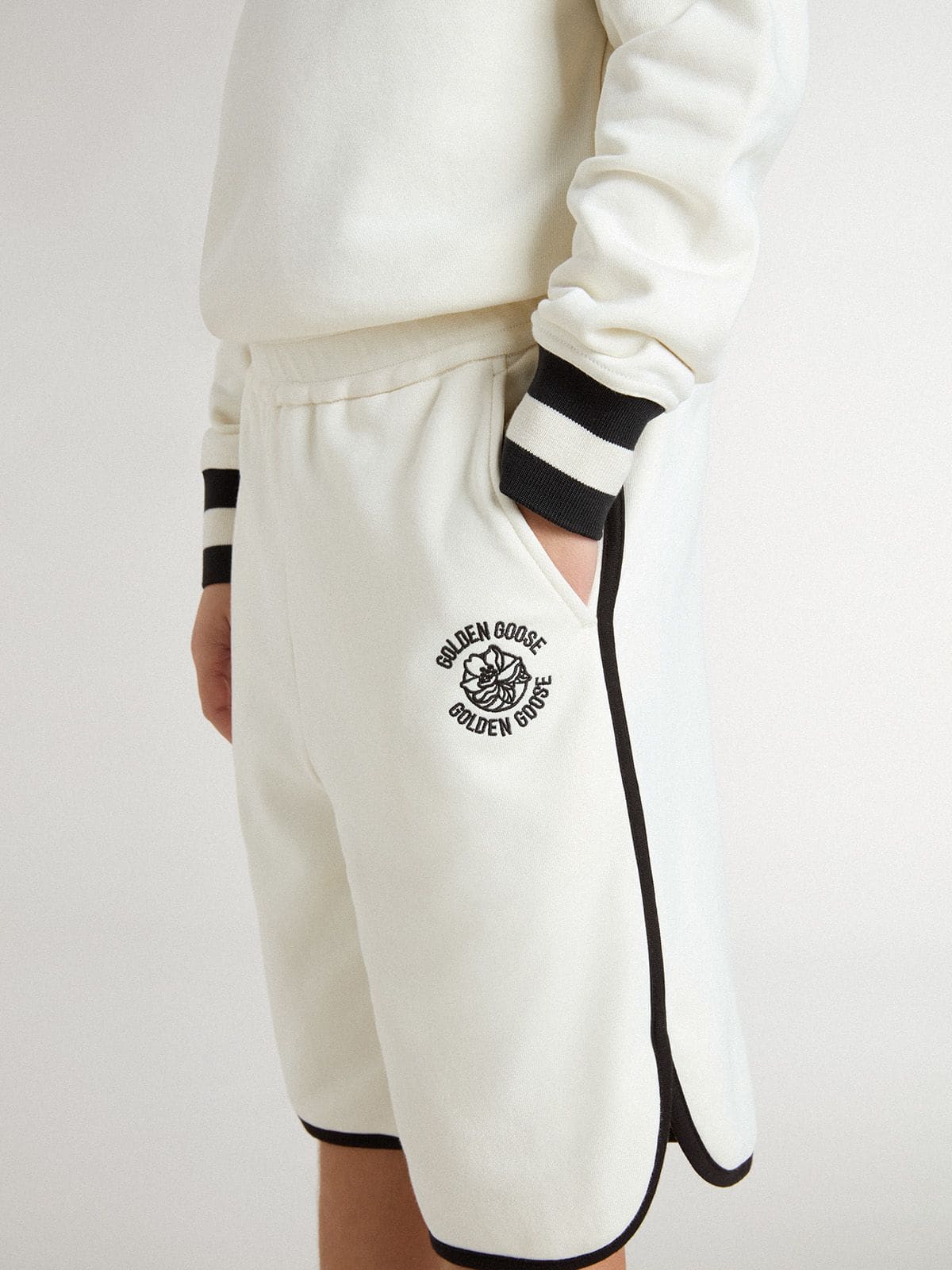 Golden Goose - Kurze weiße Kinderhose mit gesticktem Logo in 