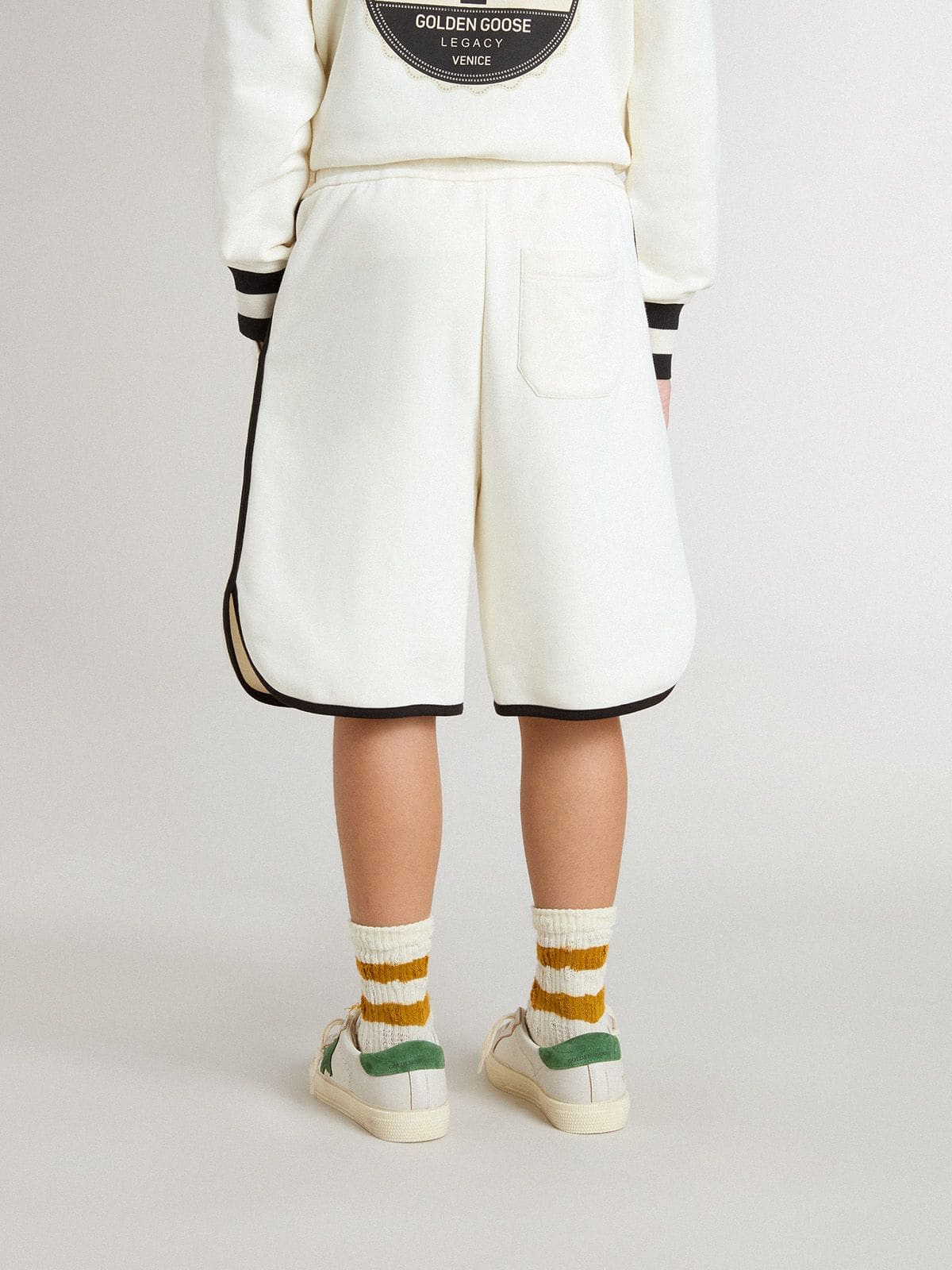 Golden Goose - Kurze weiße Kinderhose mit gesticktem Logo in 
