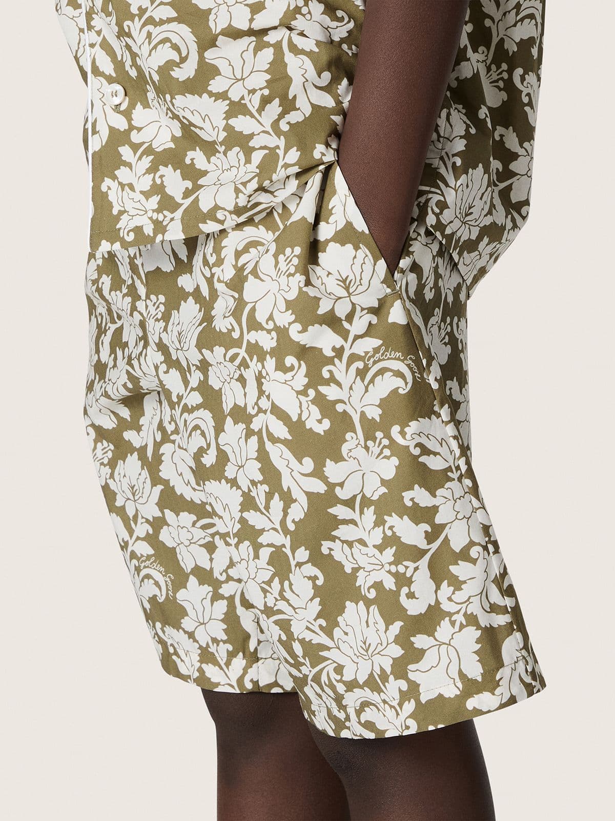 Golden Goose - Jungenshorts Journey aus Baumwollcanvas mit gr&uuml;n-wei&szlig;em Blumenprint in 