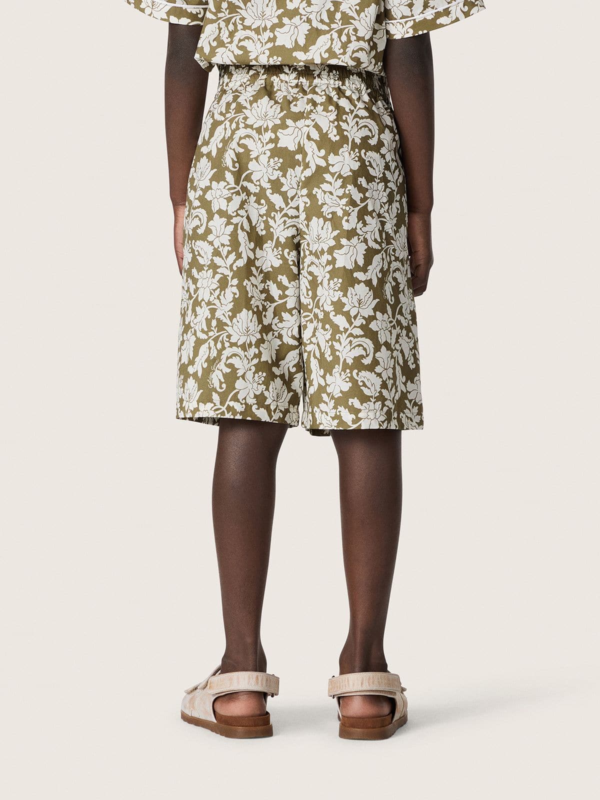 Golden Goose - Jungenshorts Journey aus Baumwollcanvas mit gr&uuml;n-wei&szlig;em Blumenprint in 