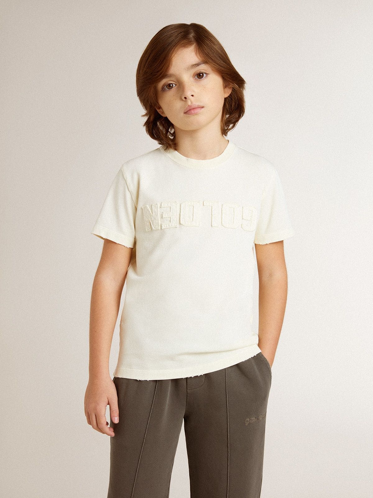 Golden Goose - Camiseta infantil masculina cor creme com logo em relevo  in 