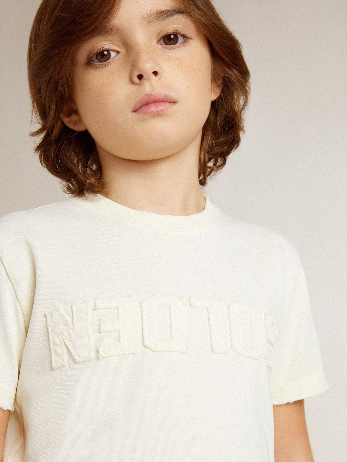 Golden Goose - Camiseta infantil masculina cor creme com logo em relevo  in 