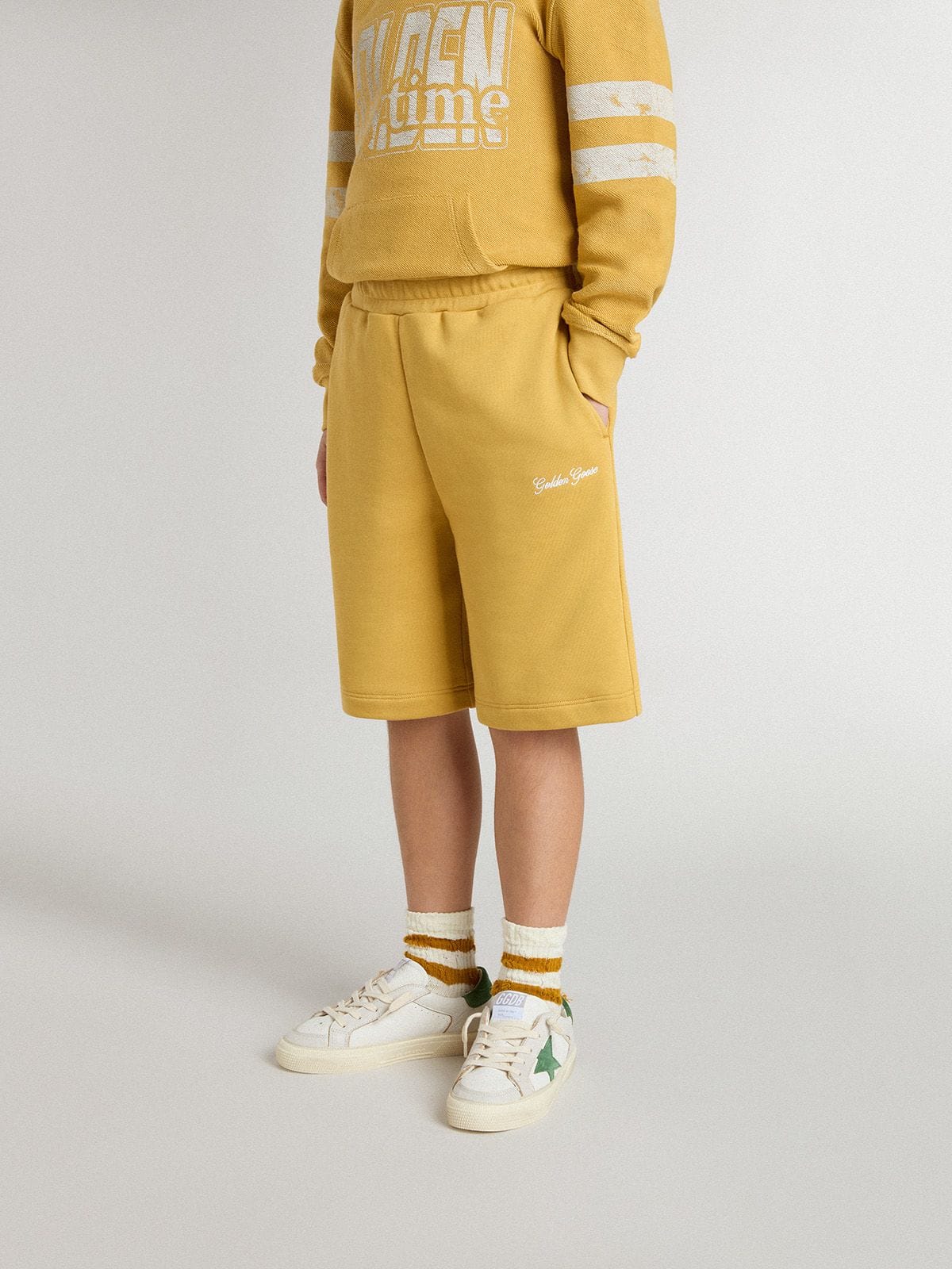 Golden Goose - Short Kids jogging di colore giallo ocra con ricamo in 