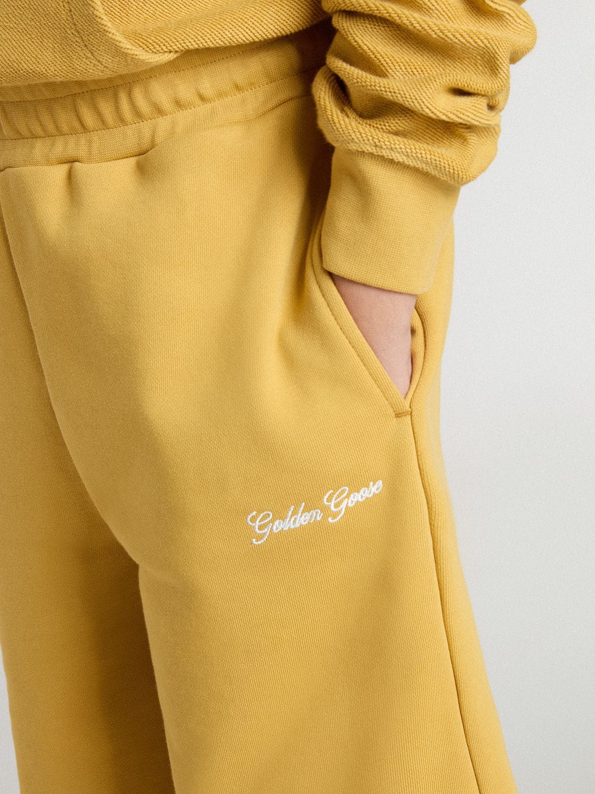 Golden Goose - Short Kids jogging di colore giallo ocra con ricamo in 