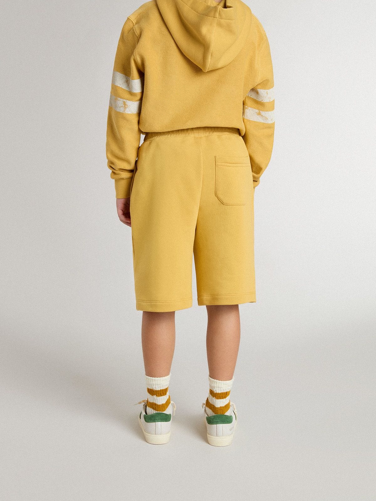 Golden Goose - Short Kids jogging di colore giallo ocra con ricamo in 