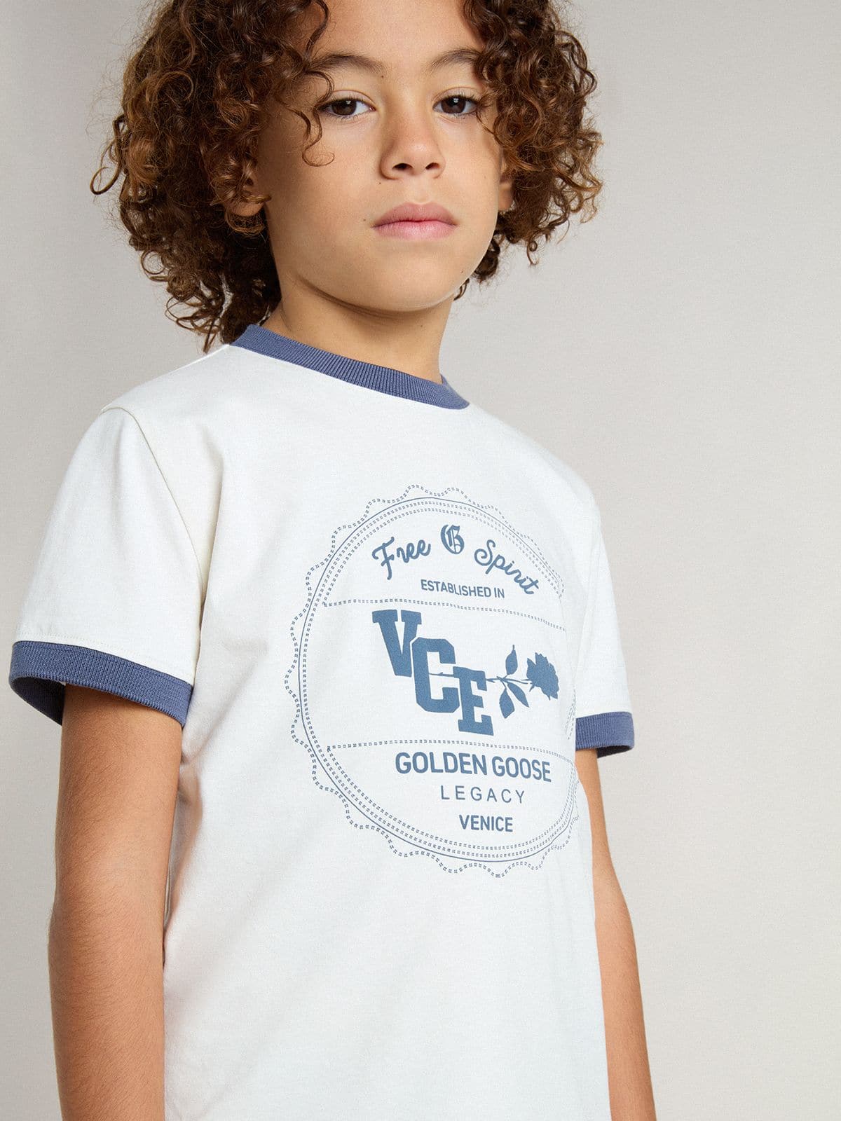 Golden Goose - T-shirt blanc pour garçon avec imprimé bleu in 