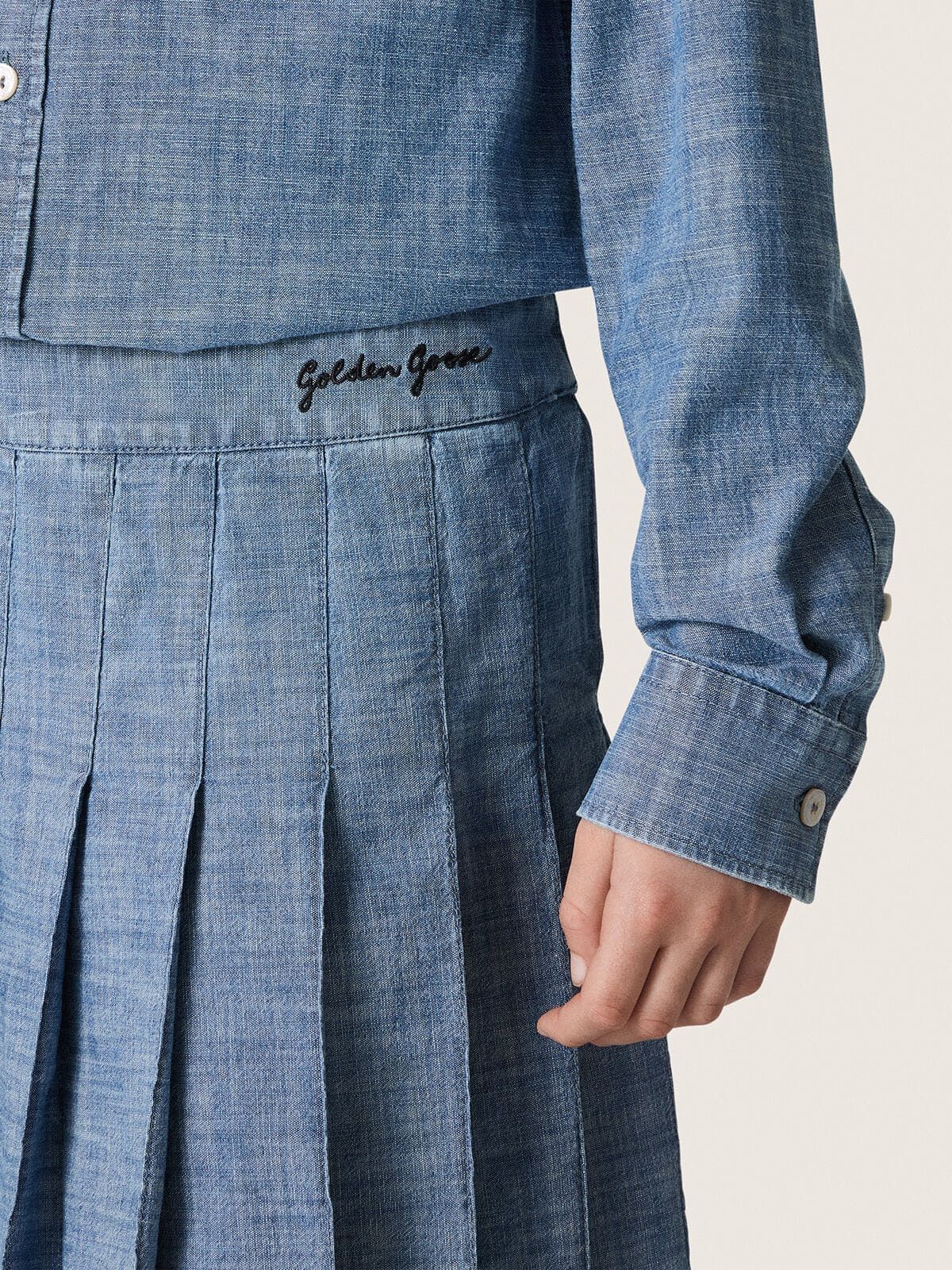 Golden Goose - Minifalda plisada de ni&ntilde;a Journey en chambray de algod&oacute;n celeste con logotipo bordado in 