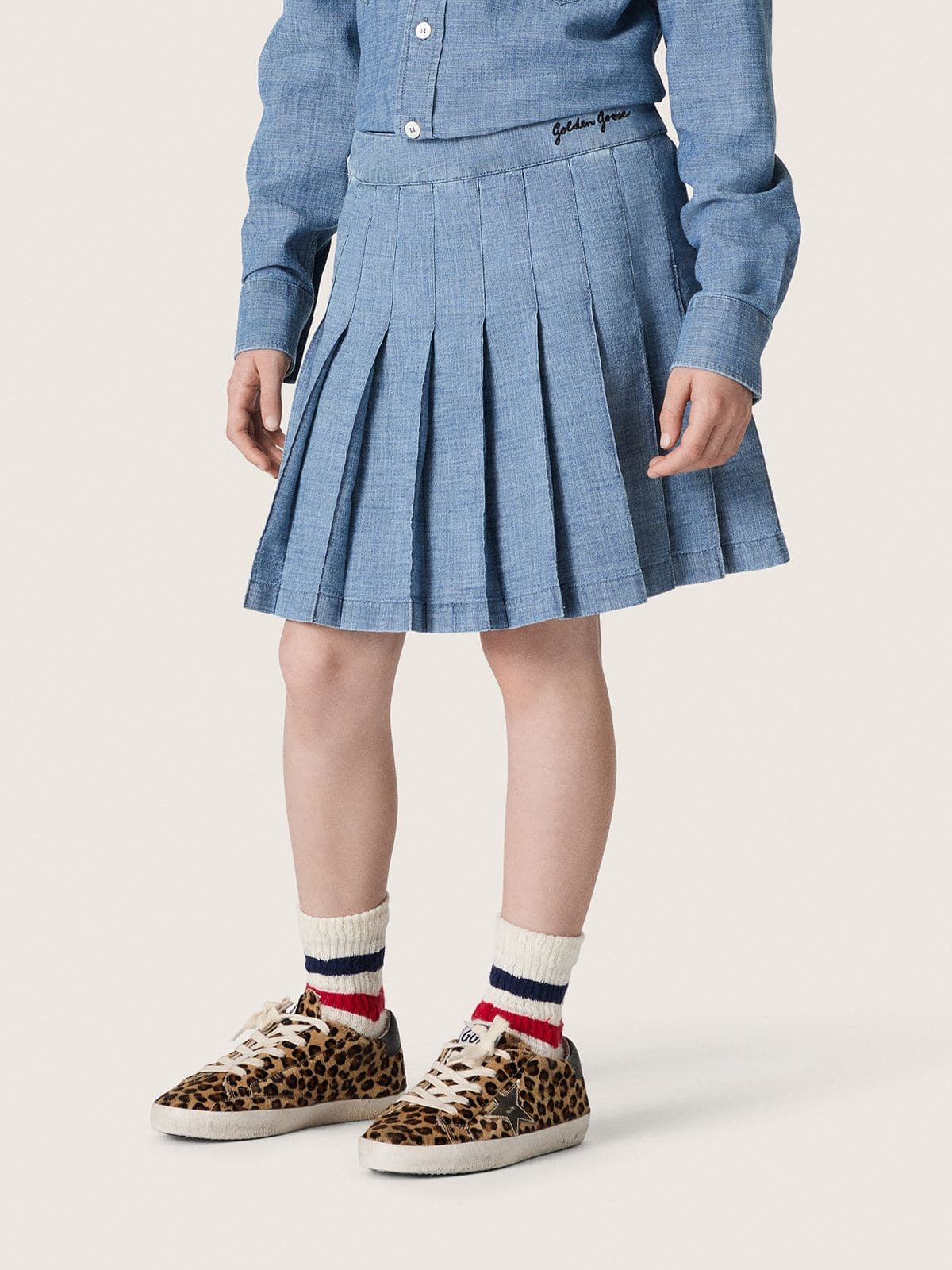 Golden Goose - Minifalda plisada de ni&ntilde;a Journey en chambray de algod&oacute;n celeste con logotipo bordado in 