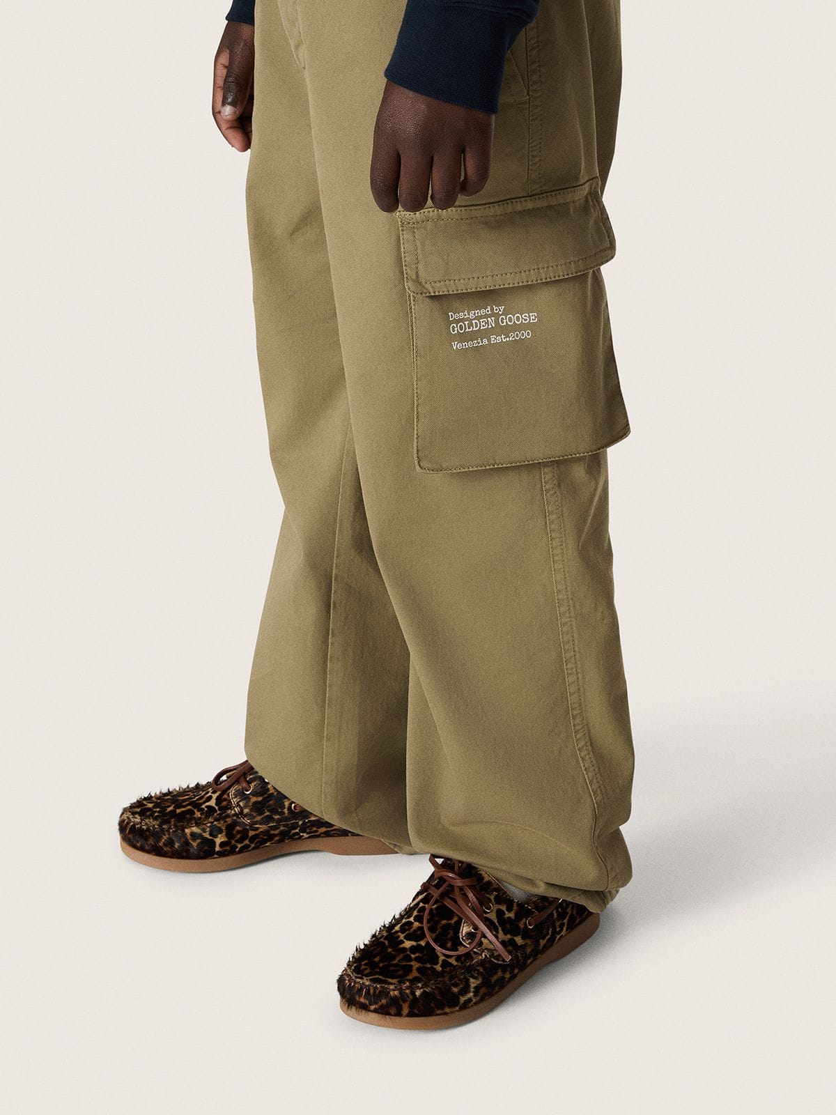 Golden Goose - Cal&ccedil;a cargo Infantil Masculina Journey de gabardine de algod&atilde;o verde militar com estampa in 