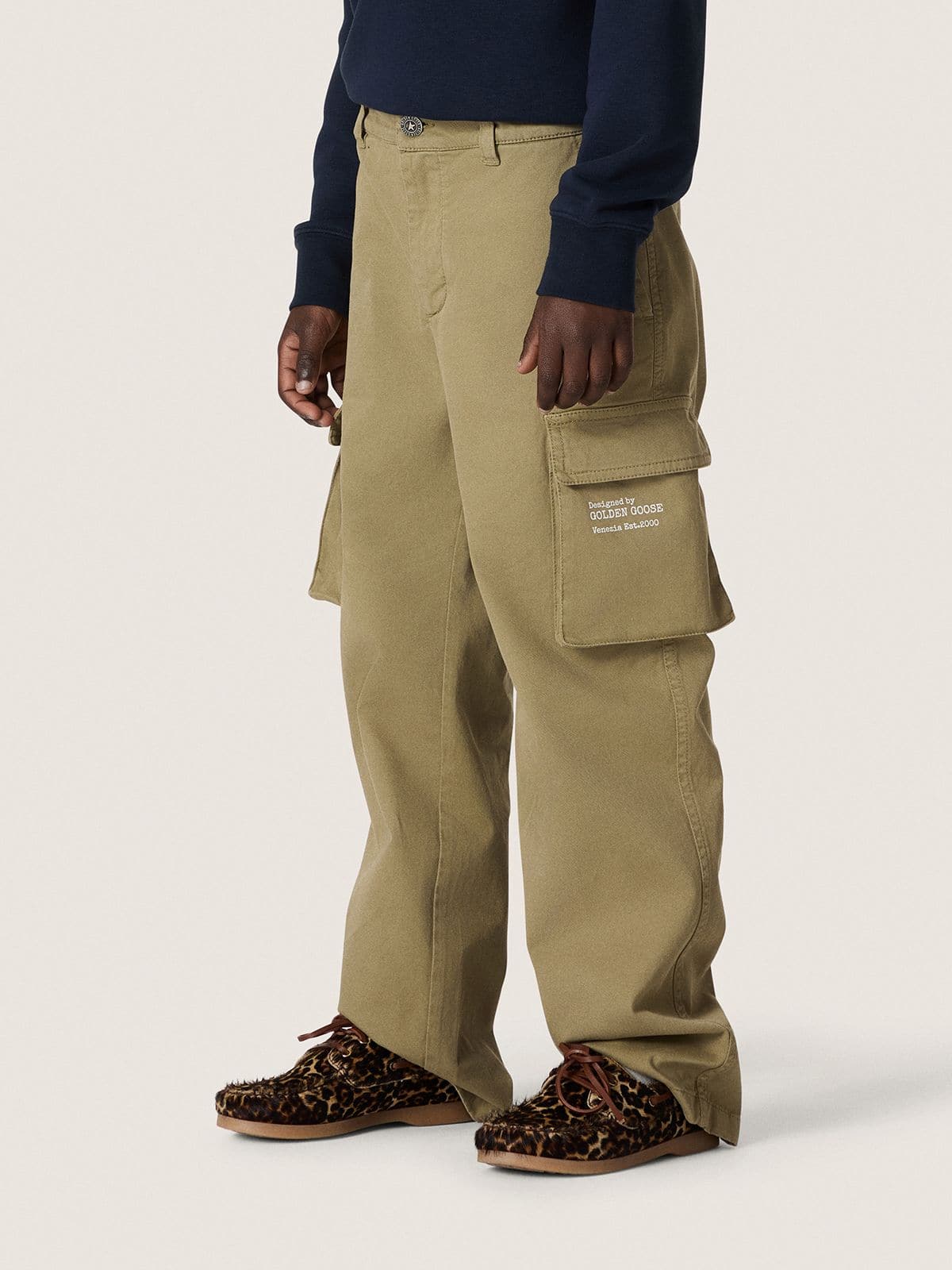 Golden Goose - Cal&ccedil;a cargo Infantil Masculina Journey de gabardine de algod&atilde;o verde militar com estampa in 