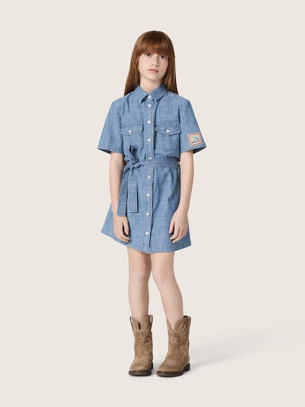 Kurz&auml;rmliges M&auml;dchenhemdblusenkleid Journey aus azurblauem Baumwollchambray mit Stick-Patch