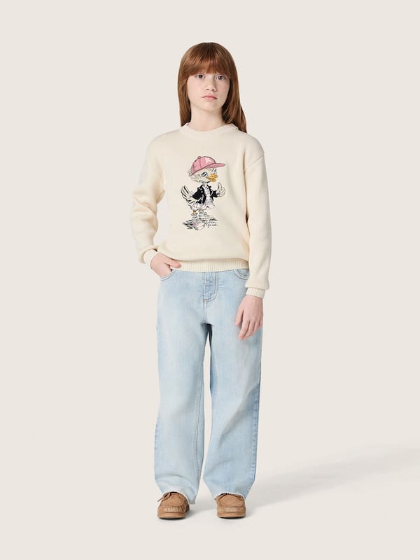 Golden girls&rsquo; sweater in white cotton yarn with mascot embroidery