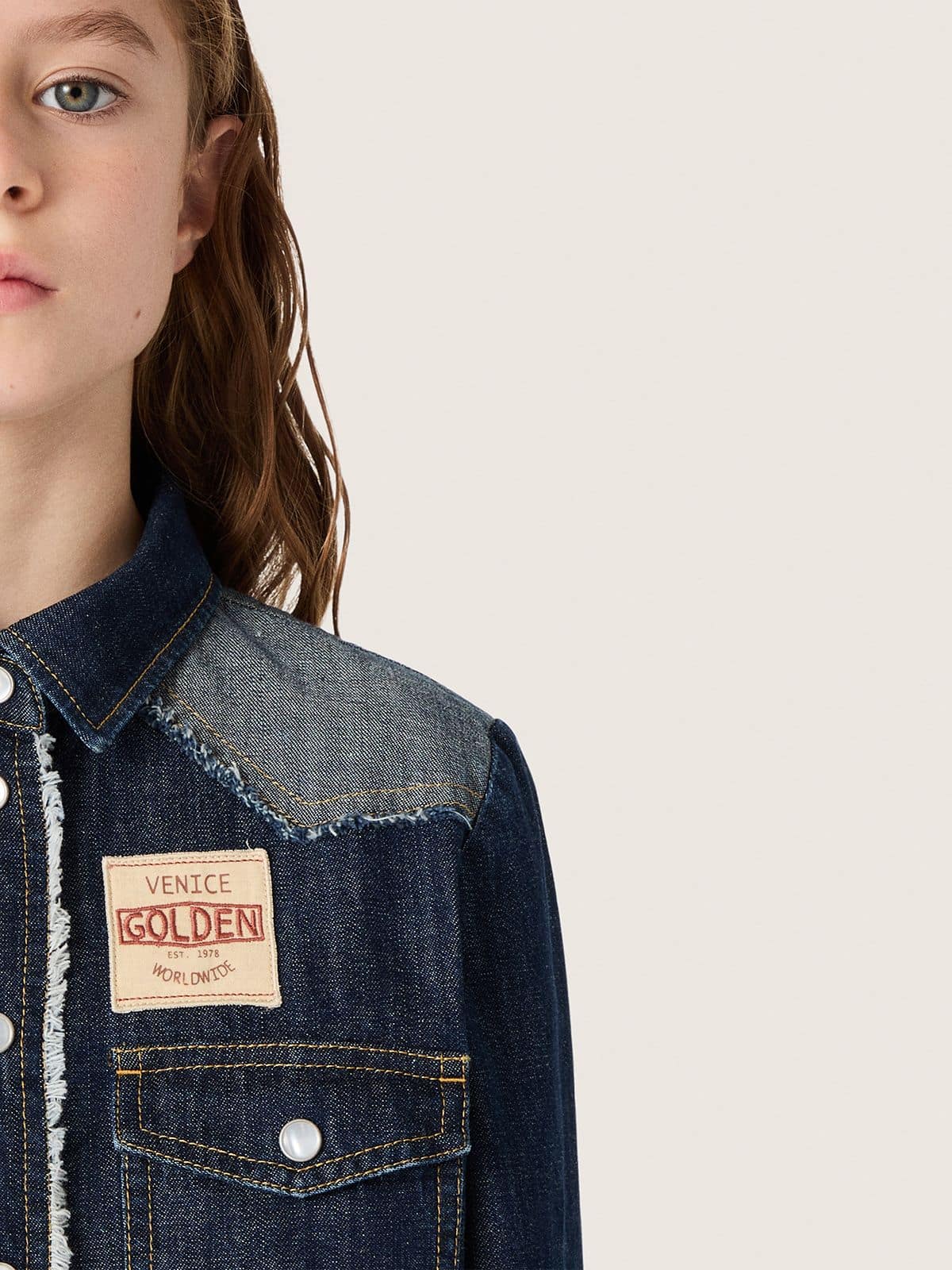 Robe chemisier fille en chambray bleu avec d&eacute;tails invers&eacute;s et logo brod&eacute;