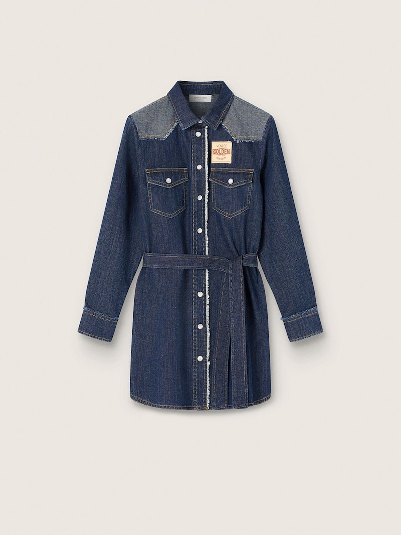Robe chemisier fille en chambray bleu avec d&eacute;tails invers&eacute;s et logo brod&eacute;