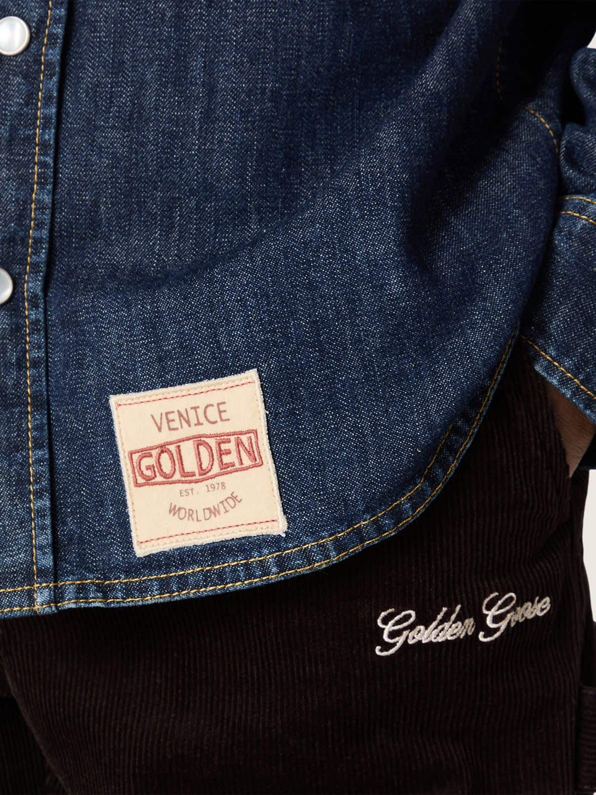 Kids&rsquo; shirt in blue chambray with reverse details and embroidered logo