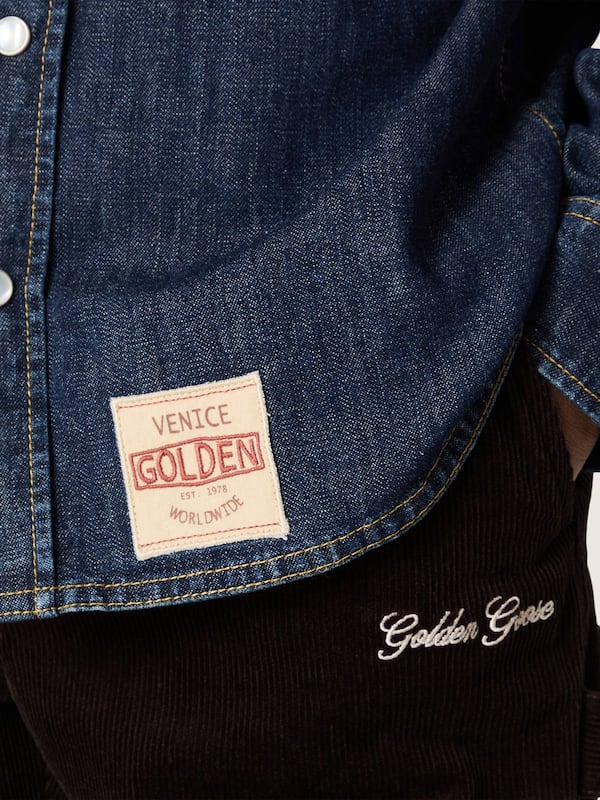 Kids&rsquo; shirt in blue chambray with reverse details and embroidered logo