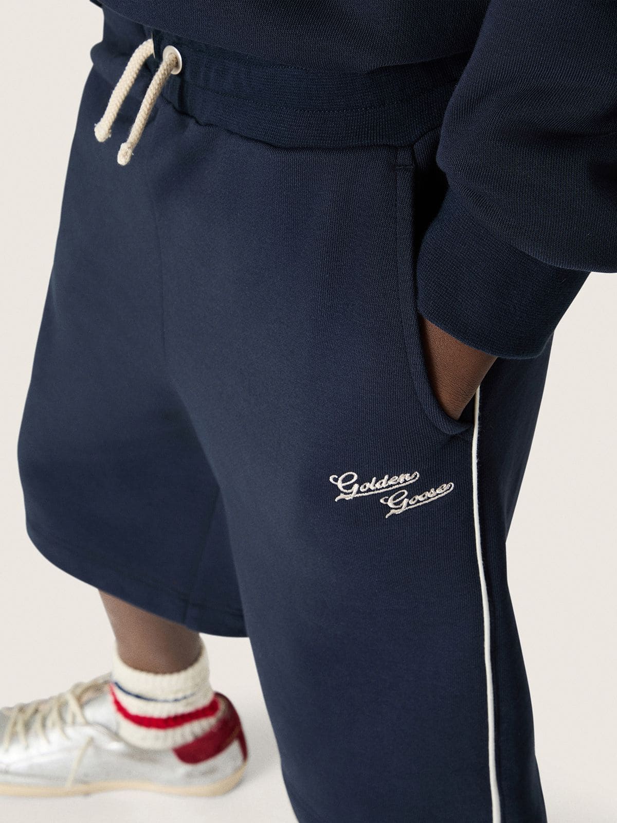 Pantal&oacute;n corto infantil de algod&oacute;n azul con ribete en contraste