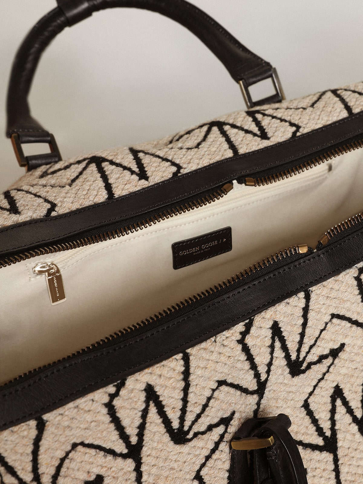 Golden Goose - Bolso duffle de lana jacquard blanco leche y mensaje en negro para hombre in 