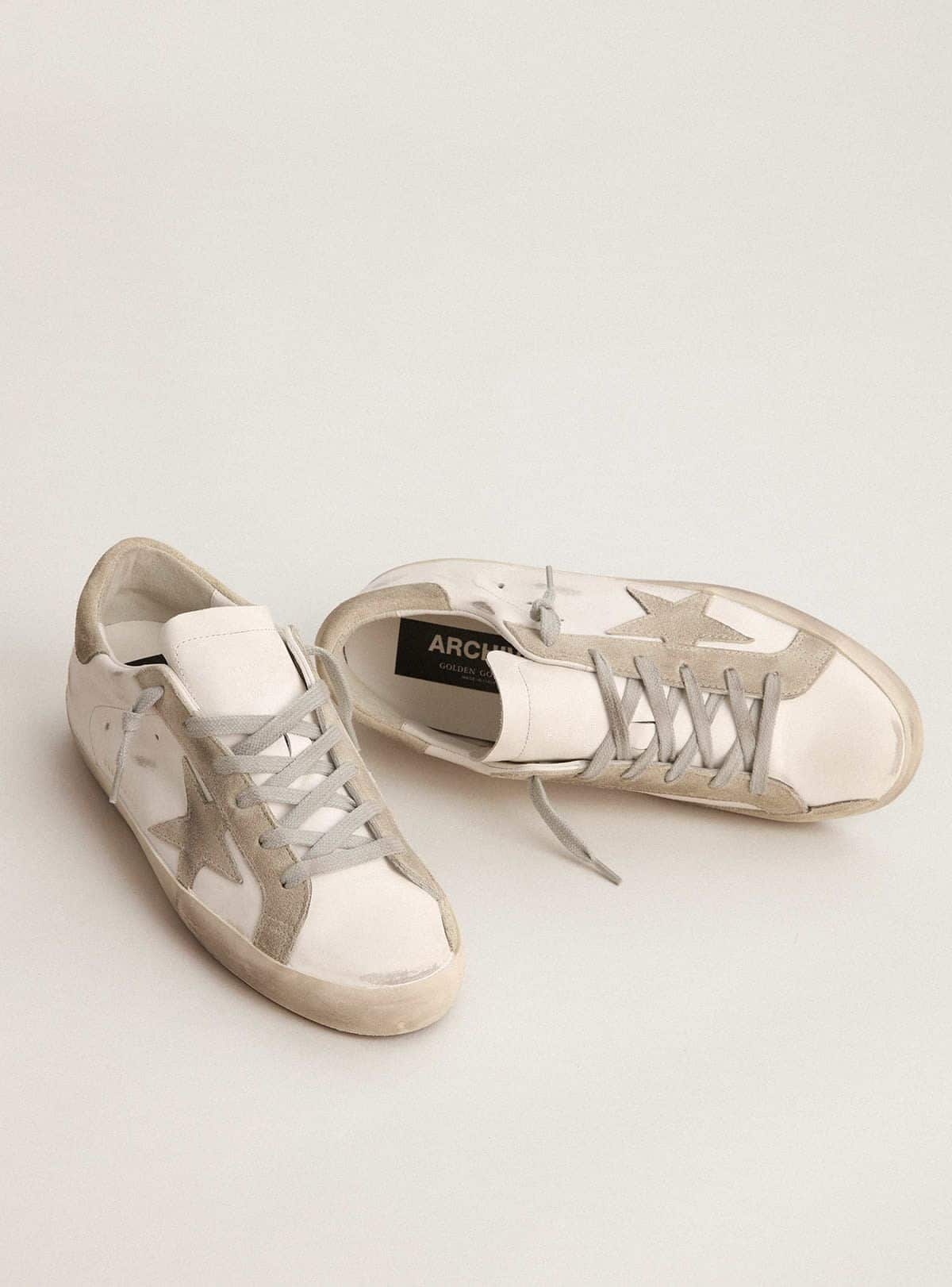 Golden Goose - Super-Star Uomo con stella e talloncino in suede grigio in 