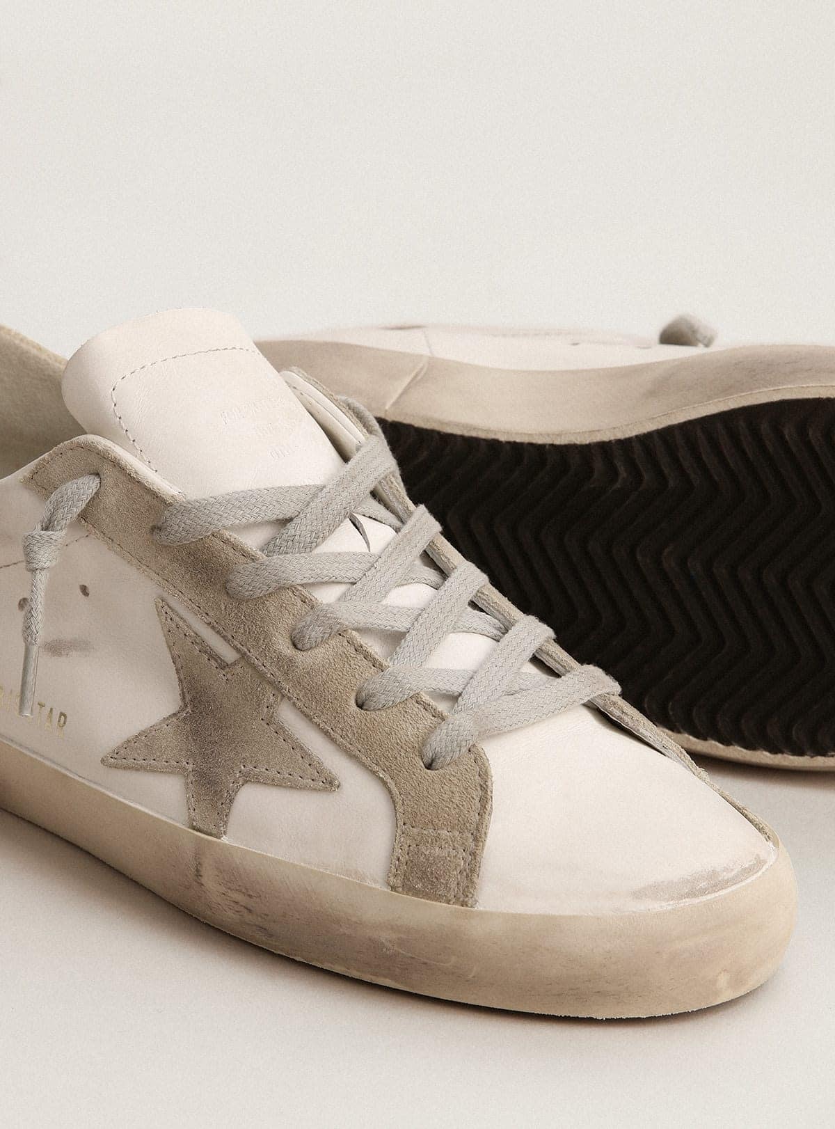 Golden Goose - Super-Star Uomo con stella e talloncino in suede grigio in 