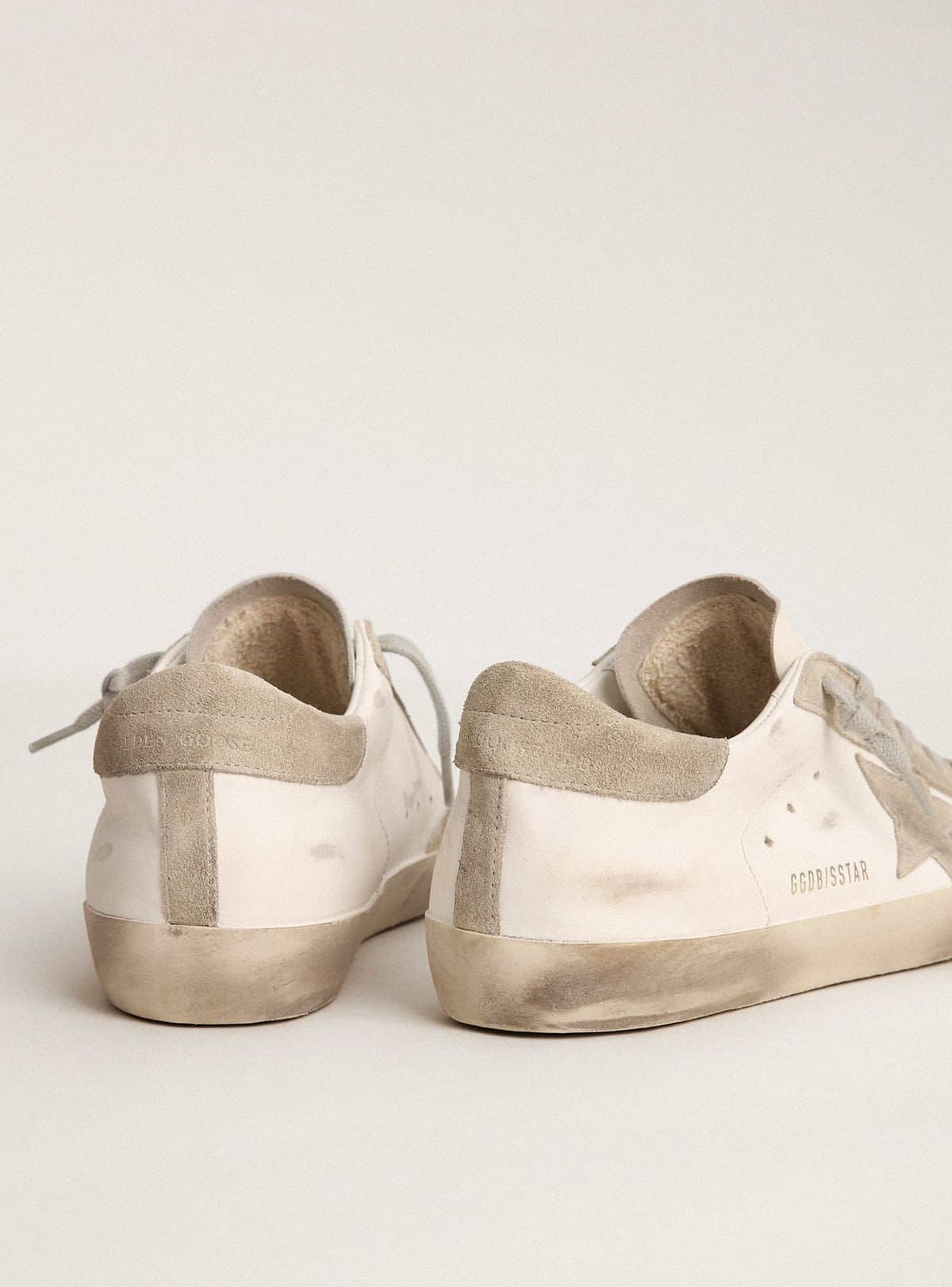 Golden Goose - Super-Star Uomo con stella e talloncino in suede grigio in 