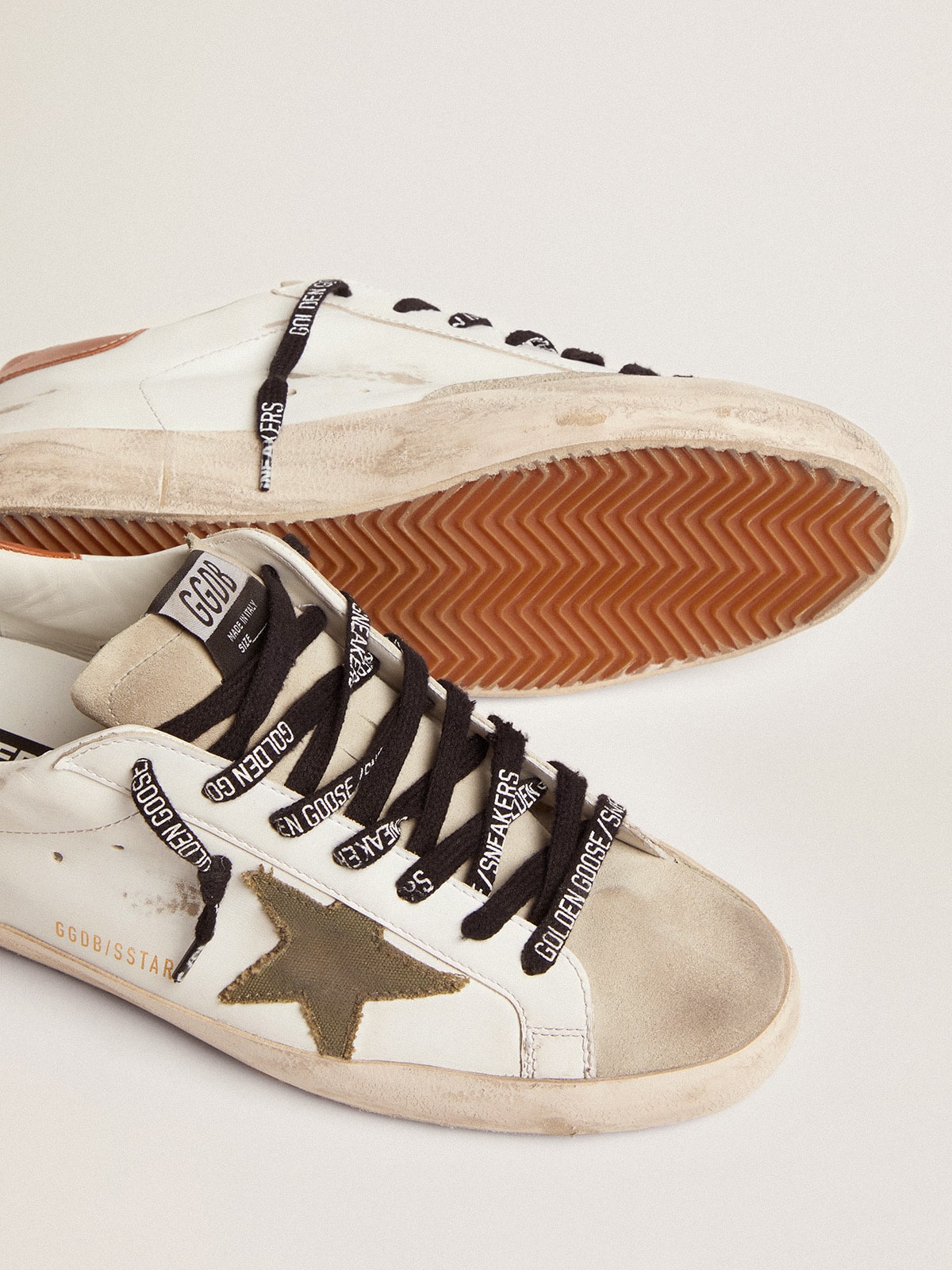 Golden Goose - Super-Star Uomo con stella in canvas verde oliva in 