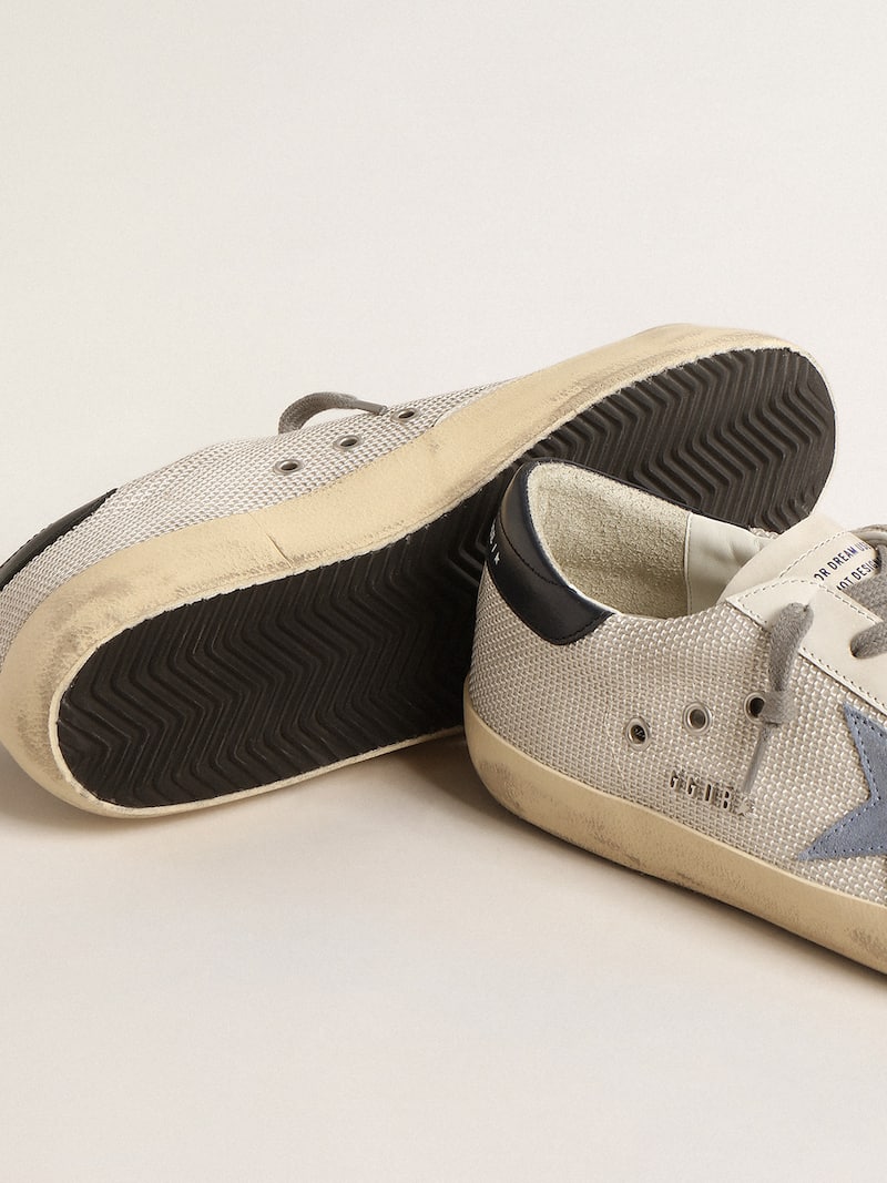 Golden Goose - Super-Star de malla color plateado claro con estrella de ante celeste in 