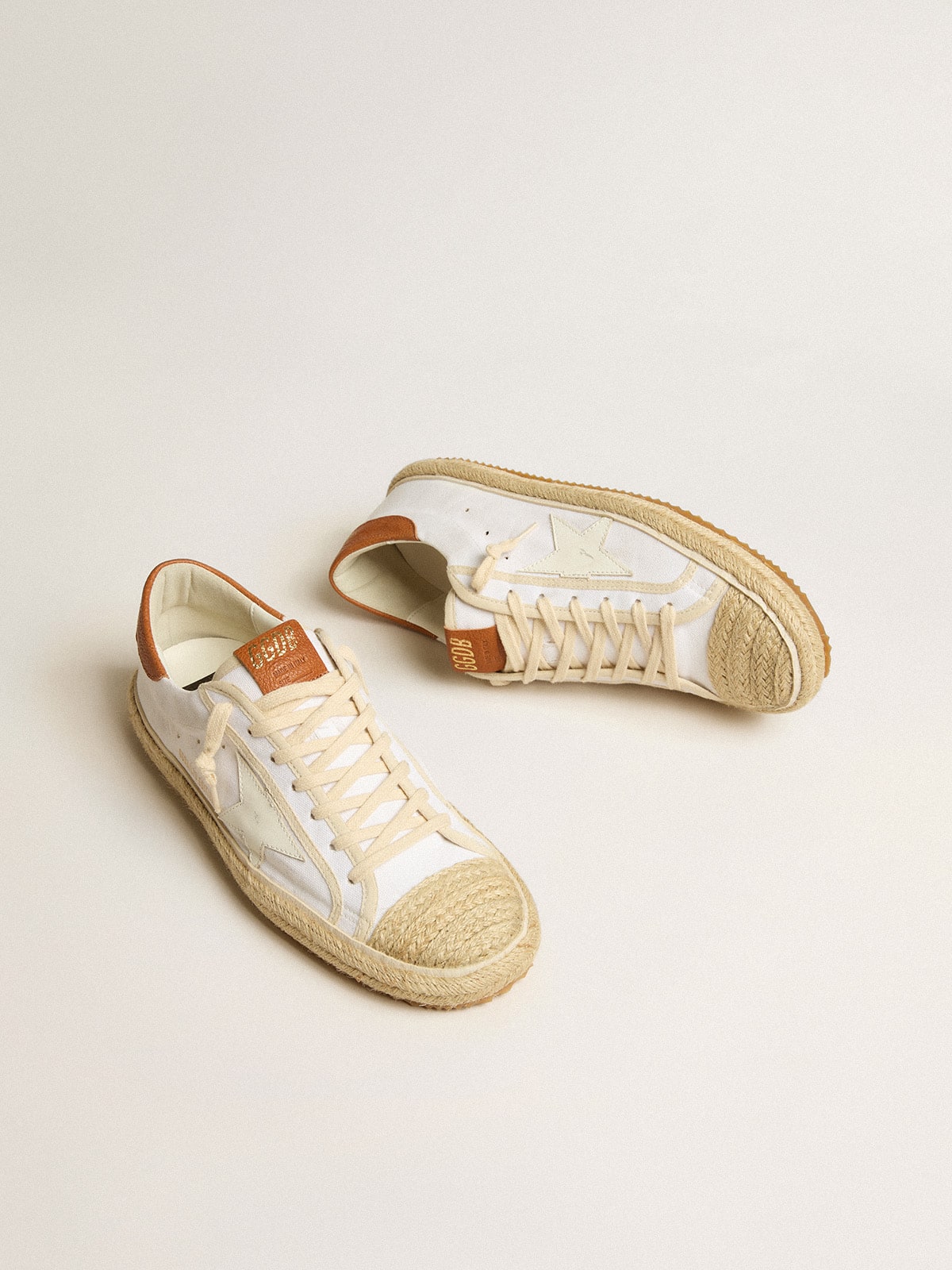 Golden Goose - Super-Star LTD pour homme en toile avec étoile en cuir blanc et bout en raphia in 