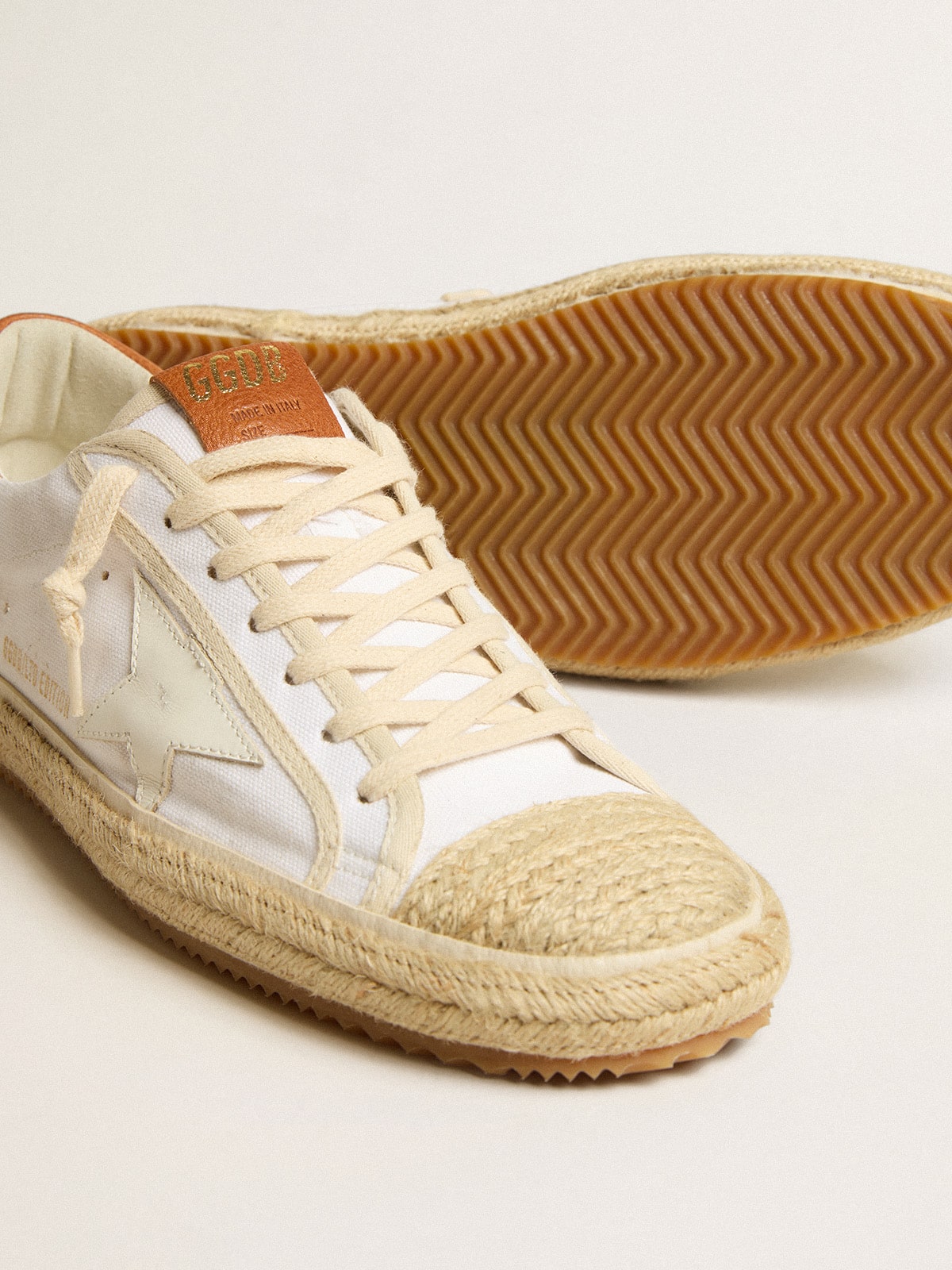 Golden Goose - Super-Star LTD pour homme en toile avec étoile en cuir blanc et bout en raphia in 