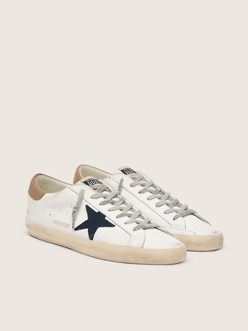 Golden Goose - Super-Star de piel blanca con estrella de lona azul noche y refuerzo del tal&oacute;n de piel color tabaco in 