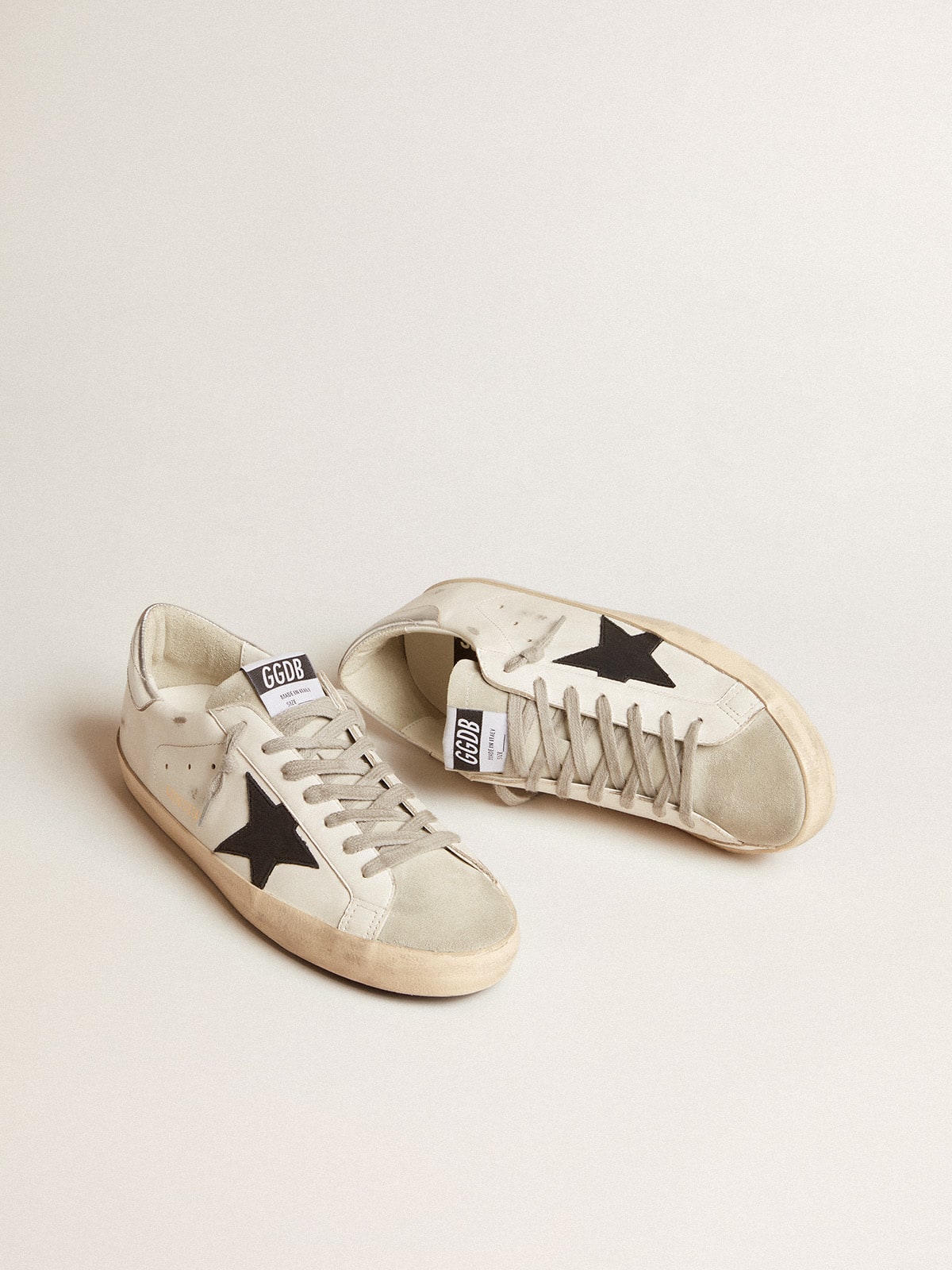 Golden Goose - Super-Star con estrella de nobuk negro y refuerzo del talón de piel plateada in 