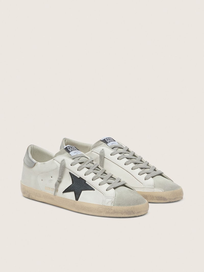 Golden Goose - Super-Star en cuir blanc avec &eacute;toile en cuir nubuck noir et contrefort en cuir lam&eacute; argent&eacute; in 