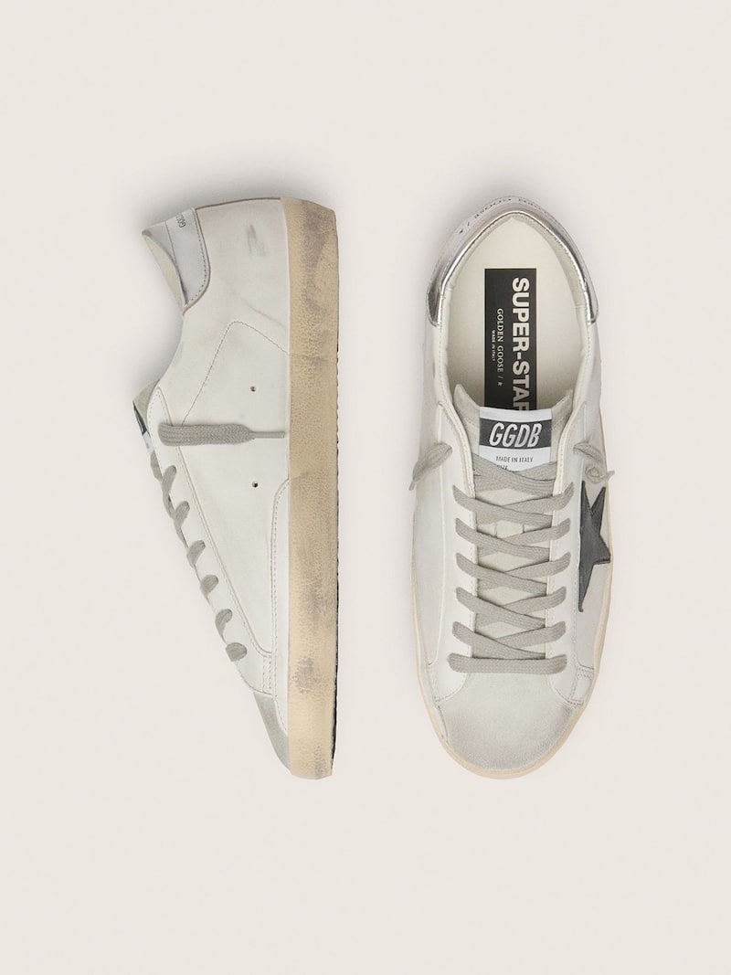 Golden Goose - Super-Star en cuir blanc avec &eacute;toile en cuir nubuck noir et contrefort en cuir lam&eacute; argent&eacute; in 