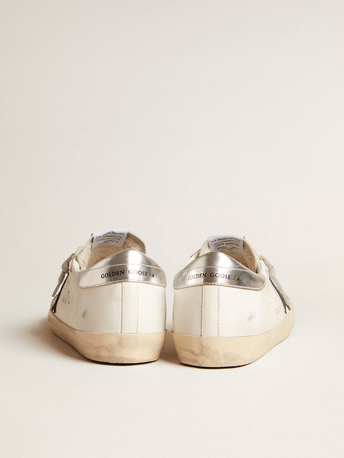 Golden Goose - Super-Star en cuir blanc avec étoile en cuir nubuck noir et contrefort en cuir lamé argenté in