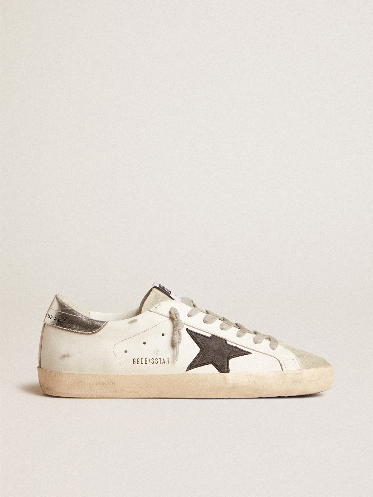 Golden Goose - Super-Star con estrella de nobuk negro y refuerzo del talón de piel plateada in 