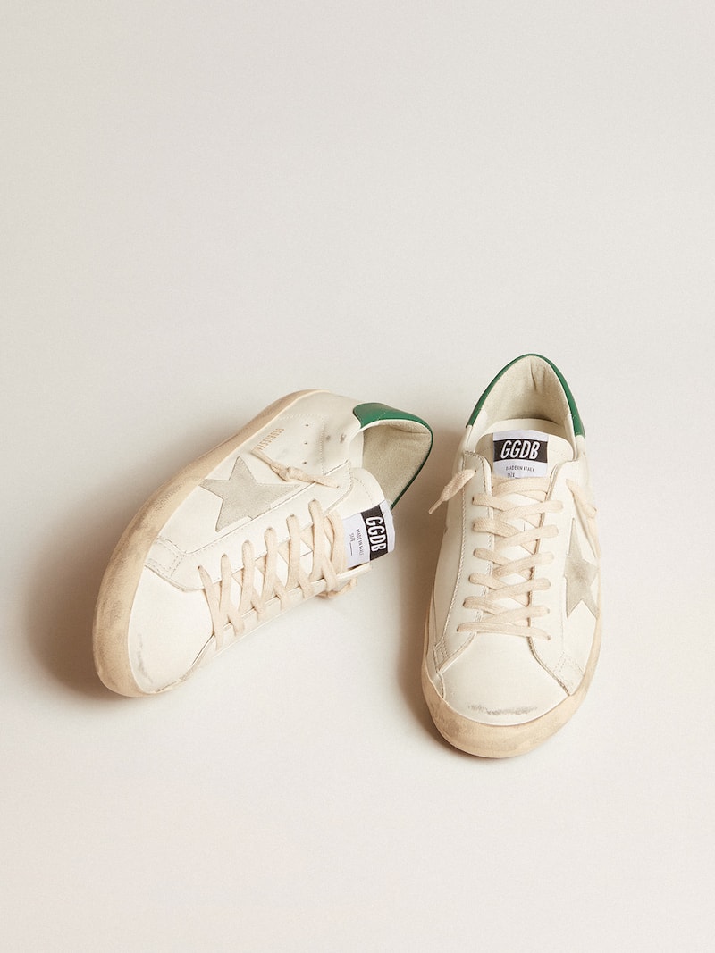 Golden Goose - Super-Star de piel blanca con estrella de ante gris hielo y refuerzo del tal&oacute;n de piel verde in 