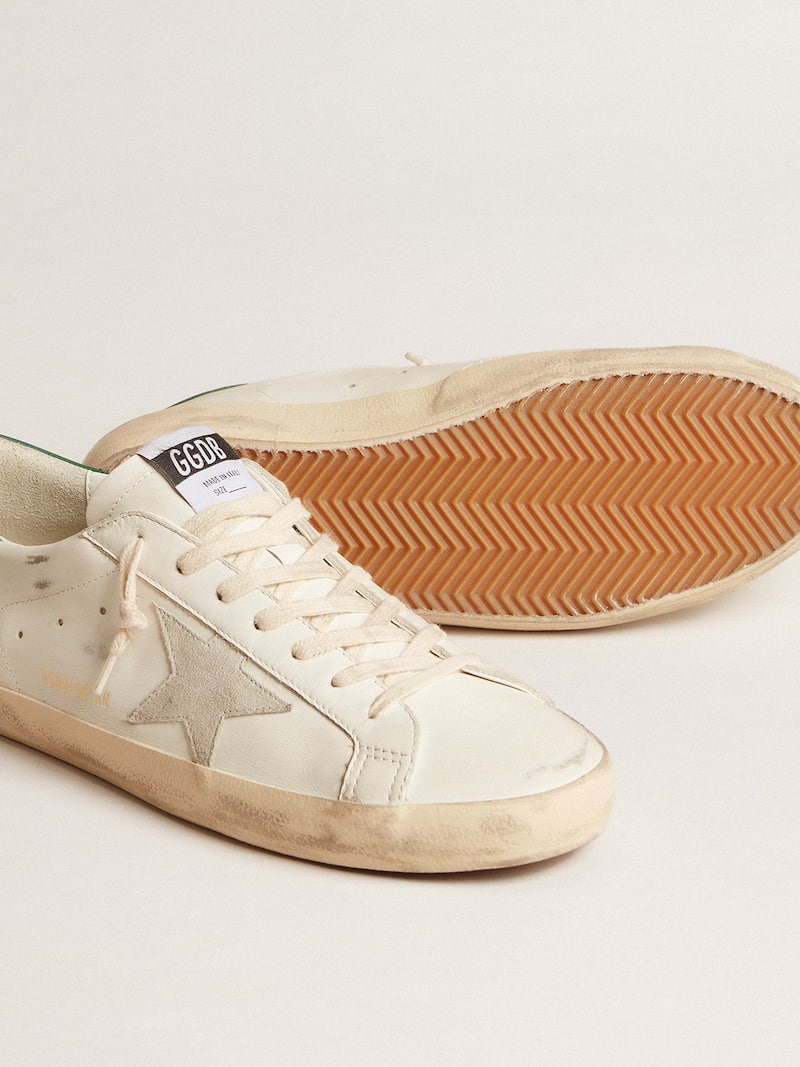 Golden Goose - Super-Star de piel blanca con estrella de ante gris hielo y refuerzo del tal&oacute;n de piel verde in 