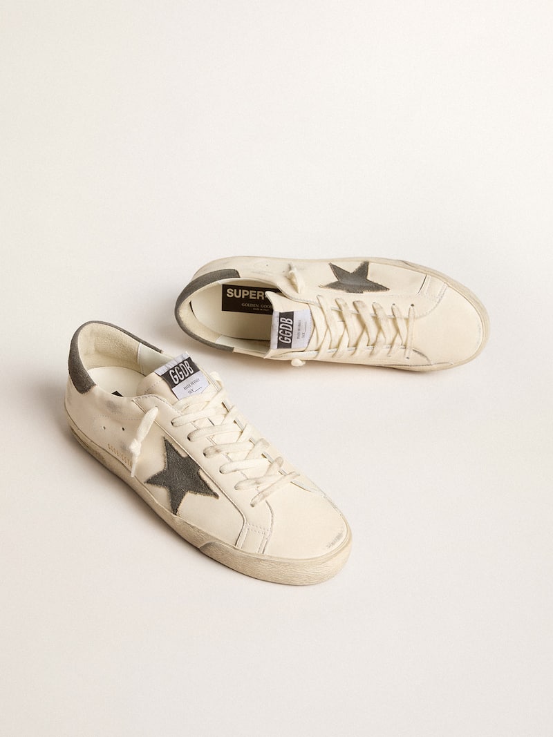 Golden Goose - Super-Star de napa con estrella y refuerzo del tal&oacute;n de ante grises in 
