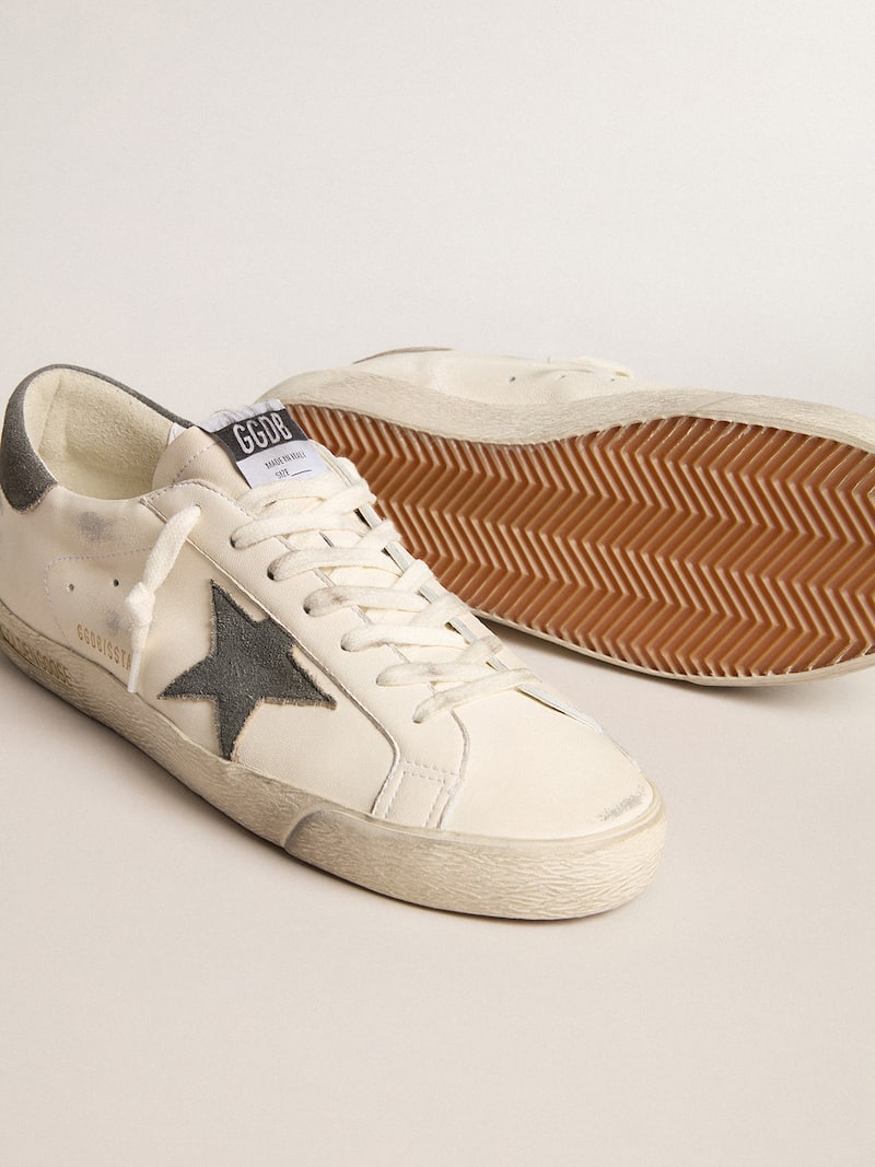 Golden Goose - Super-Star de napa con estrella y refuerzo del tal&oacute;n de ante grises in 