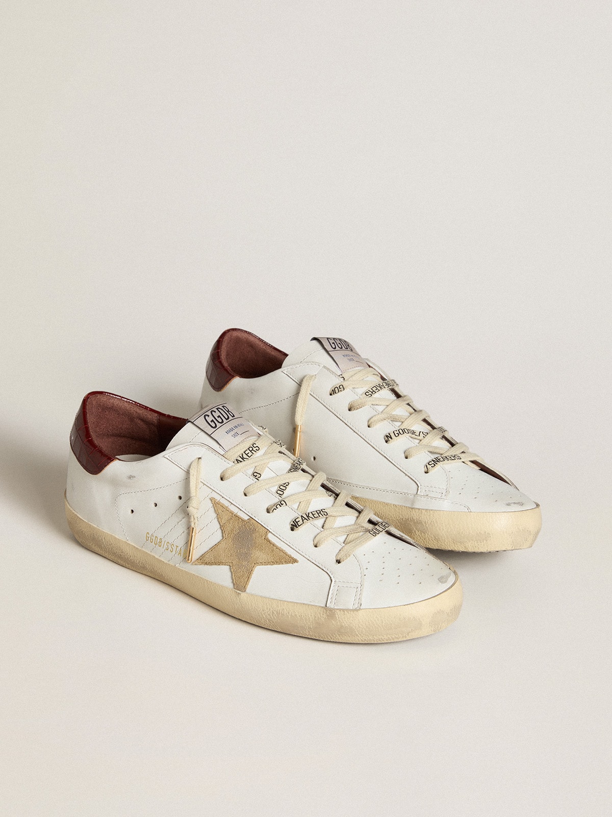 Golden Goose - Super-Star con estrella de ante arena y refuerzo del talón de piel de cocodrilo roja in 