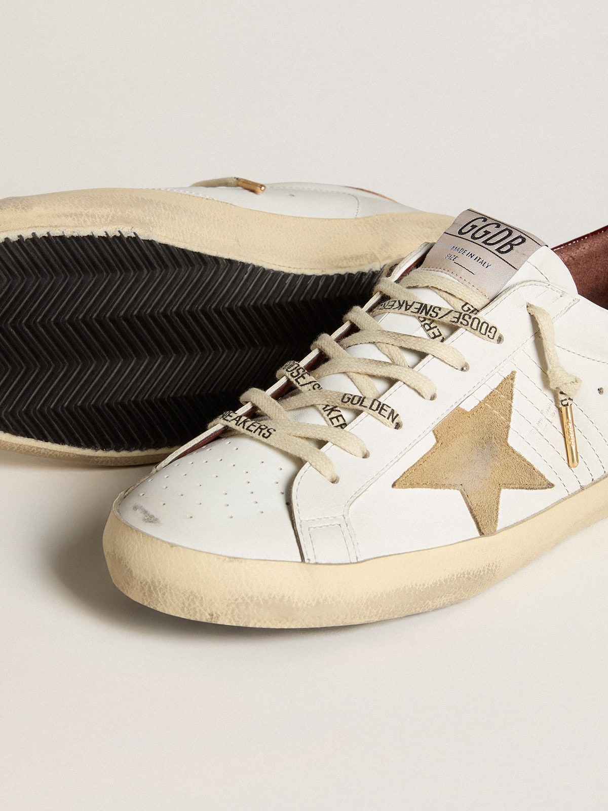 Golden Goose - Super-Star con estrella de ante arena y refuerzo del talón de piel de cocodrilo roja in 