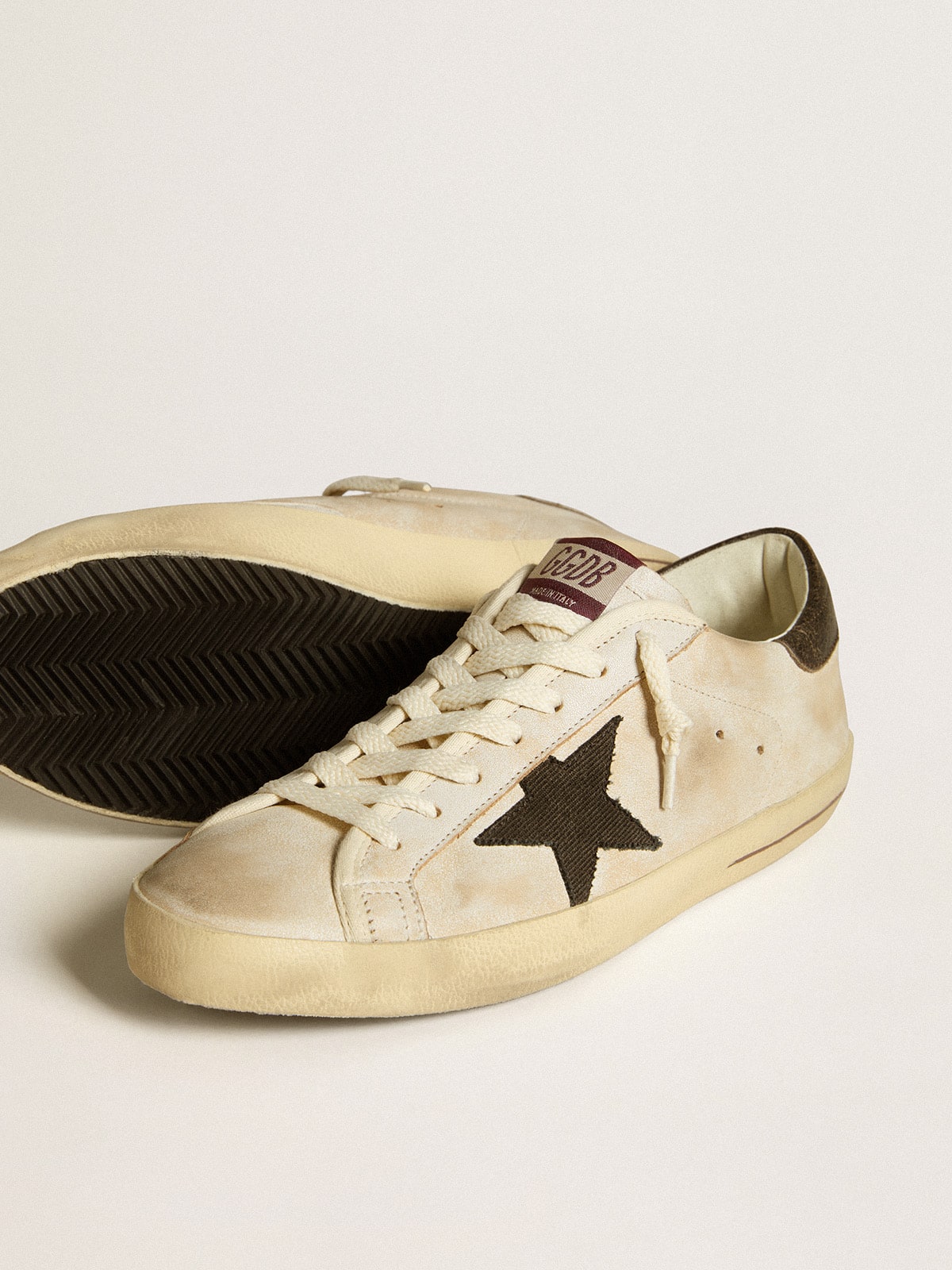 Golden Goose - Super-Star en cuir avec étoile en denim noir et contrefort en cuir noir in 